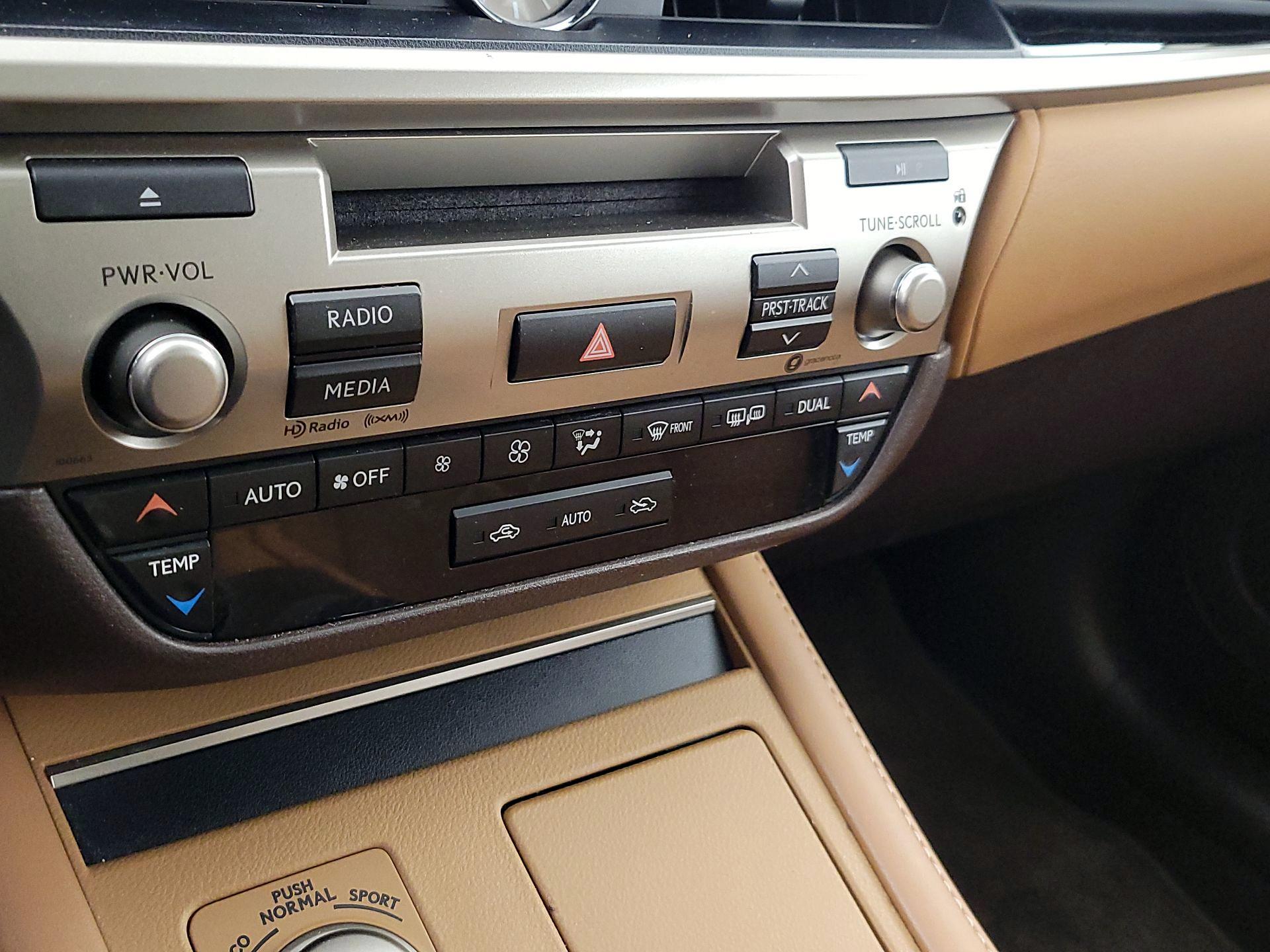 Thumbnail: 2018 Lexus ES - 16