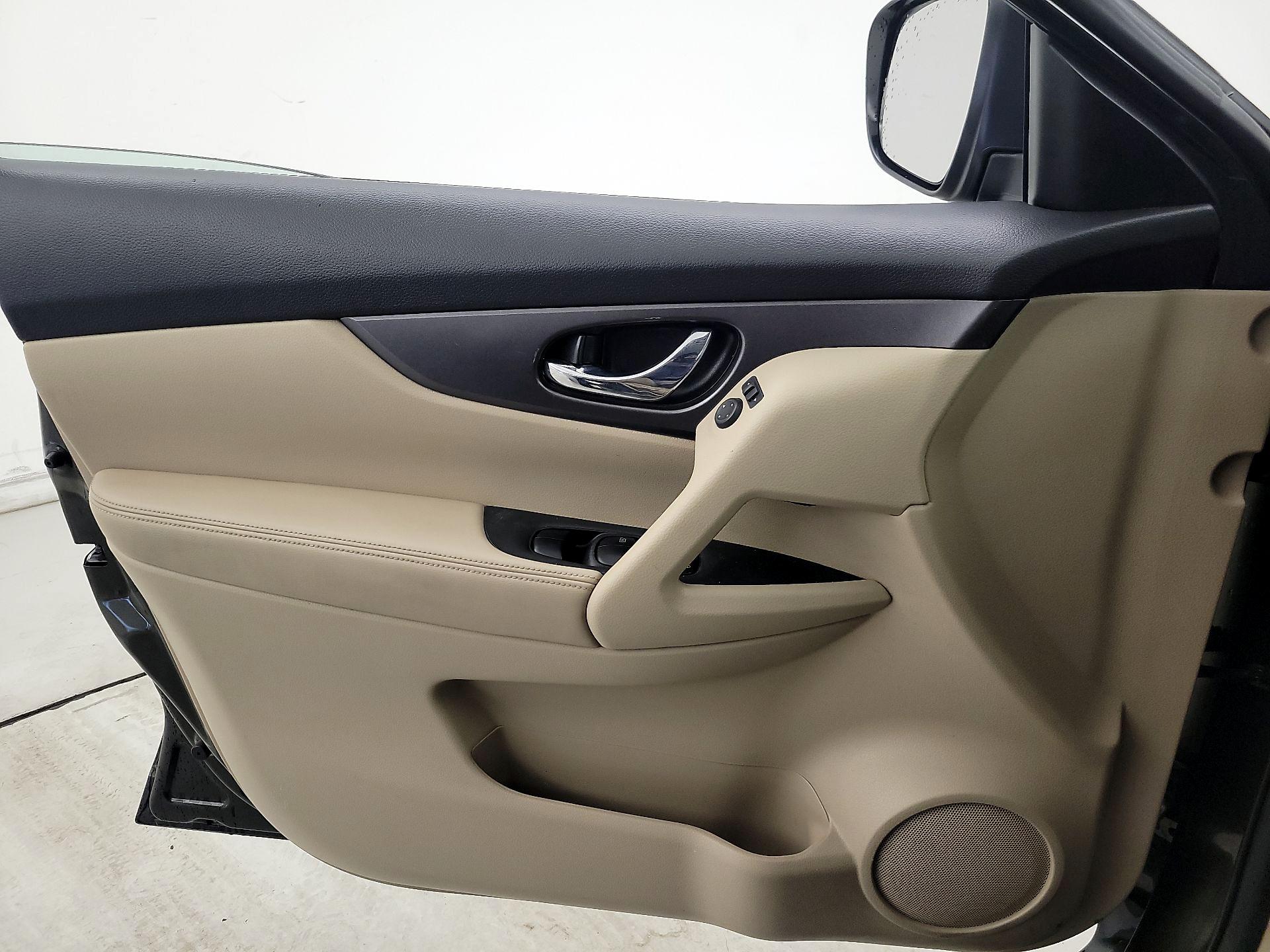 Thumbnail: 2016 Nissan Rogue - 12