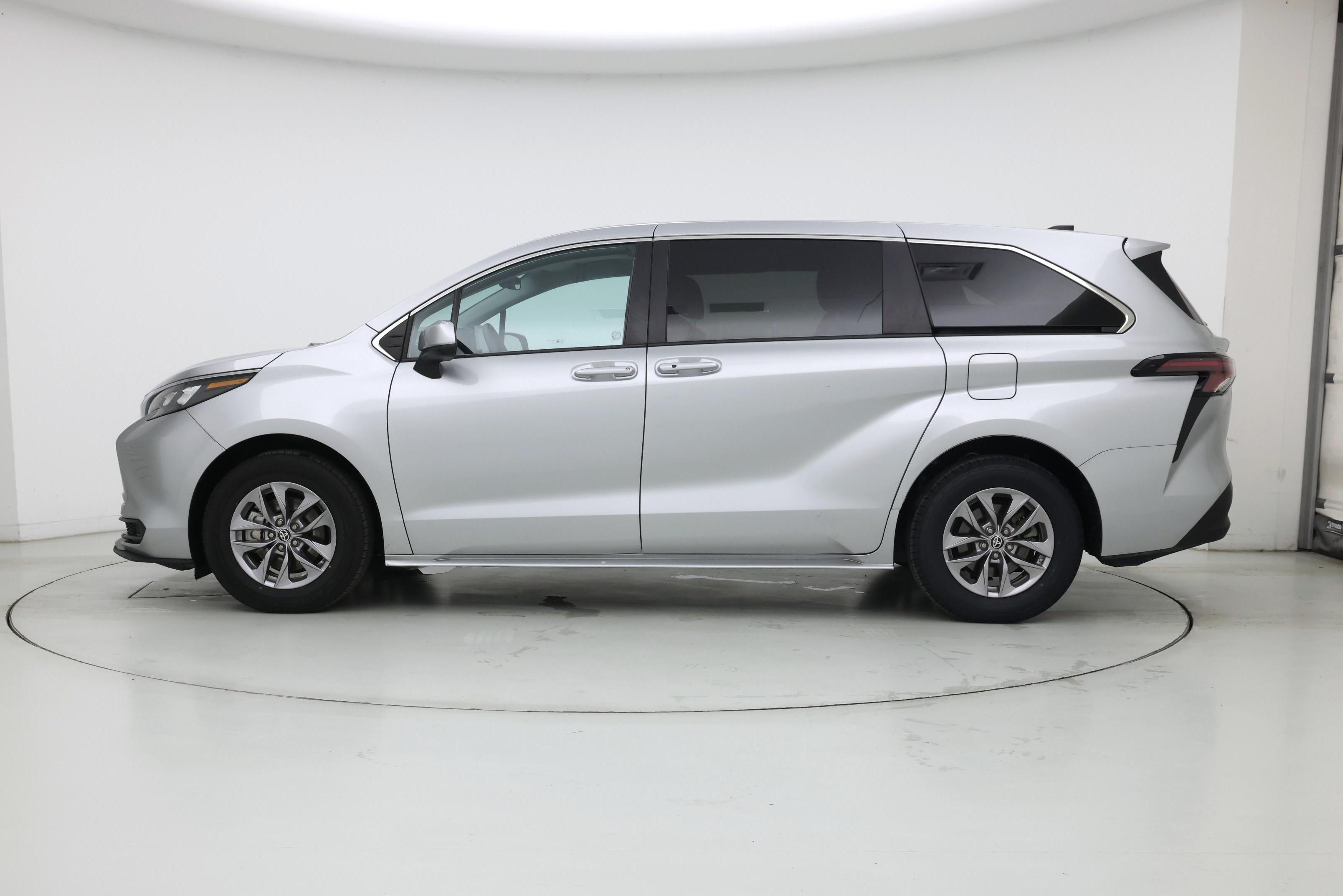 Thumbnail: 2024 Toyota Sienna - 3