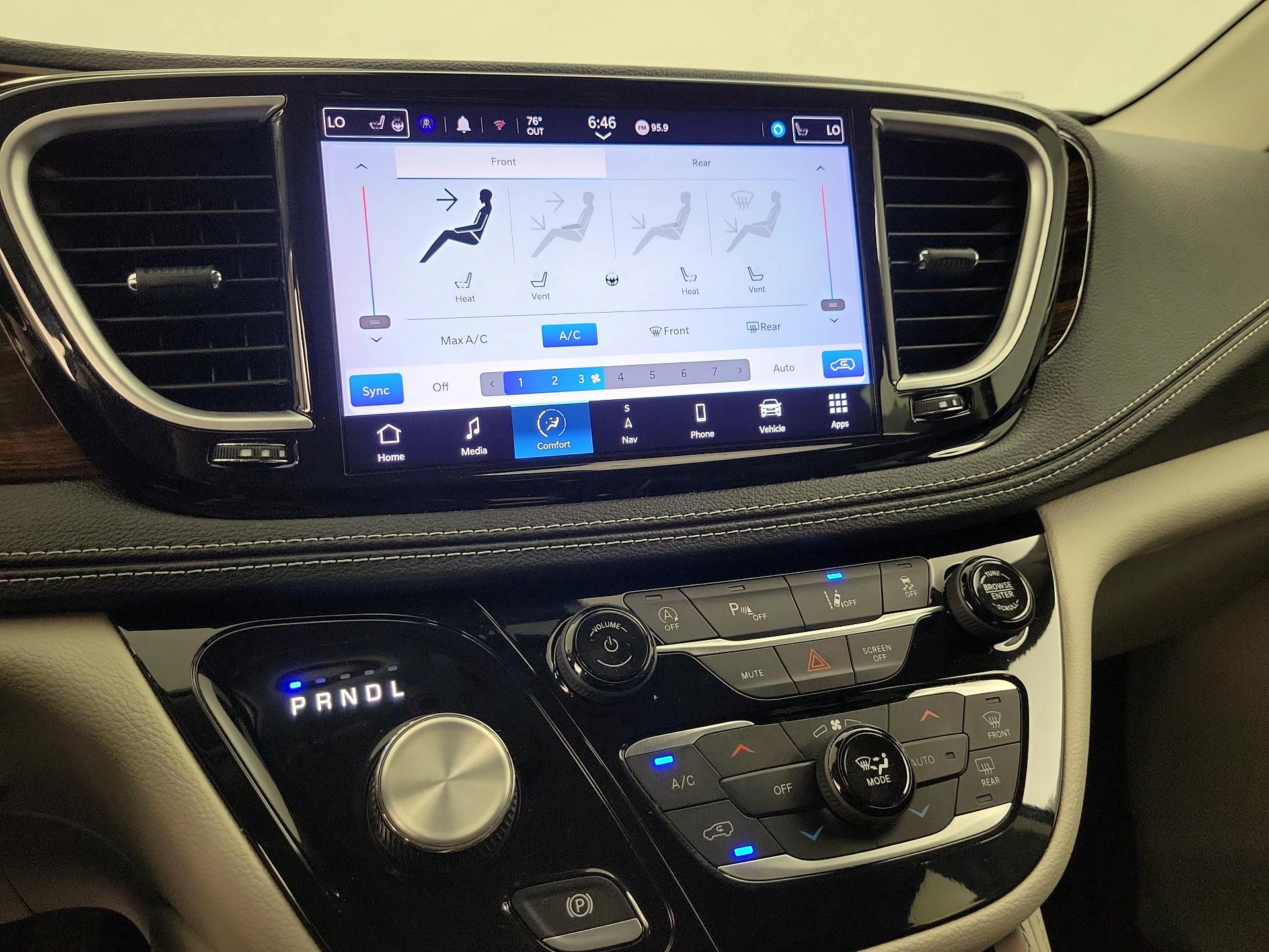 Thumbnail: 2023 Chrysler Pacifica - 17