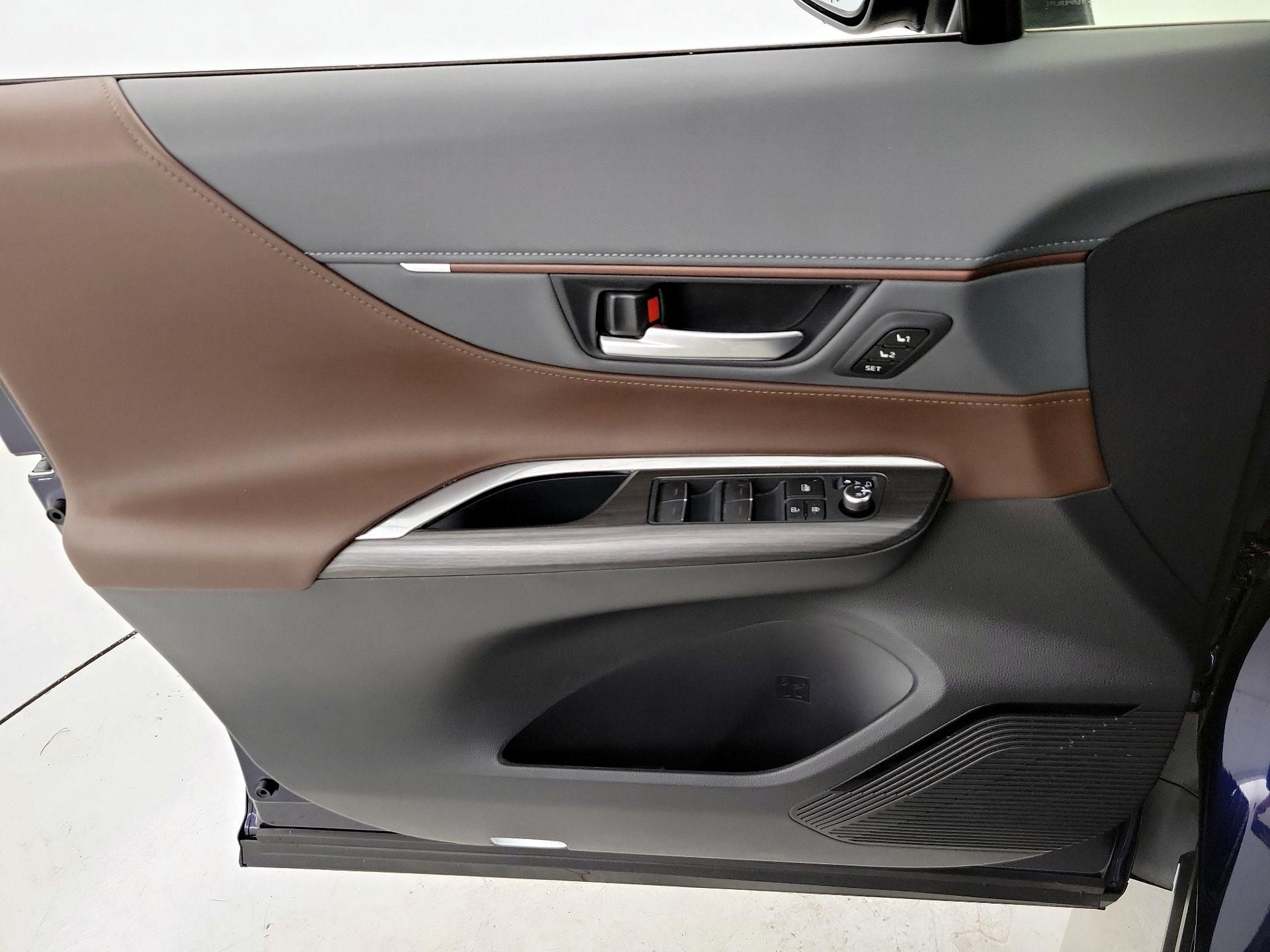 Thumbnail: 2021 Toyota Venza - 12