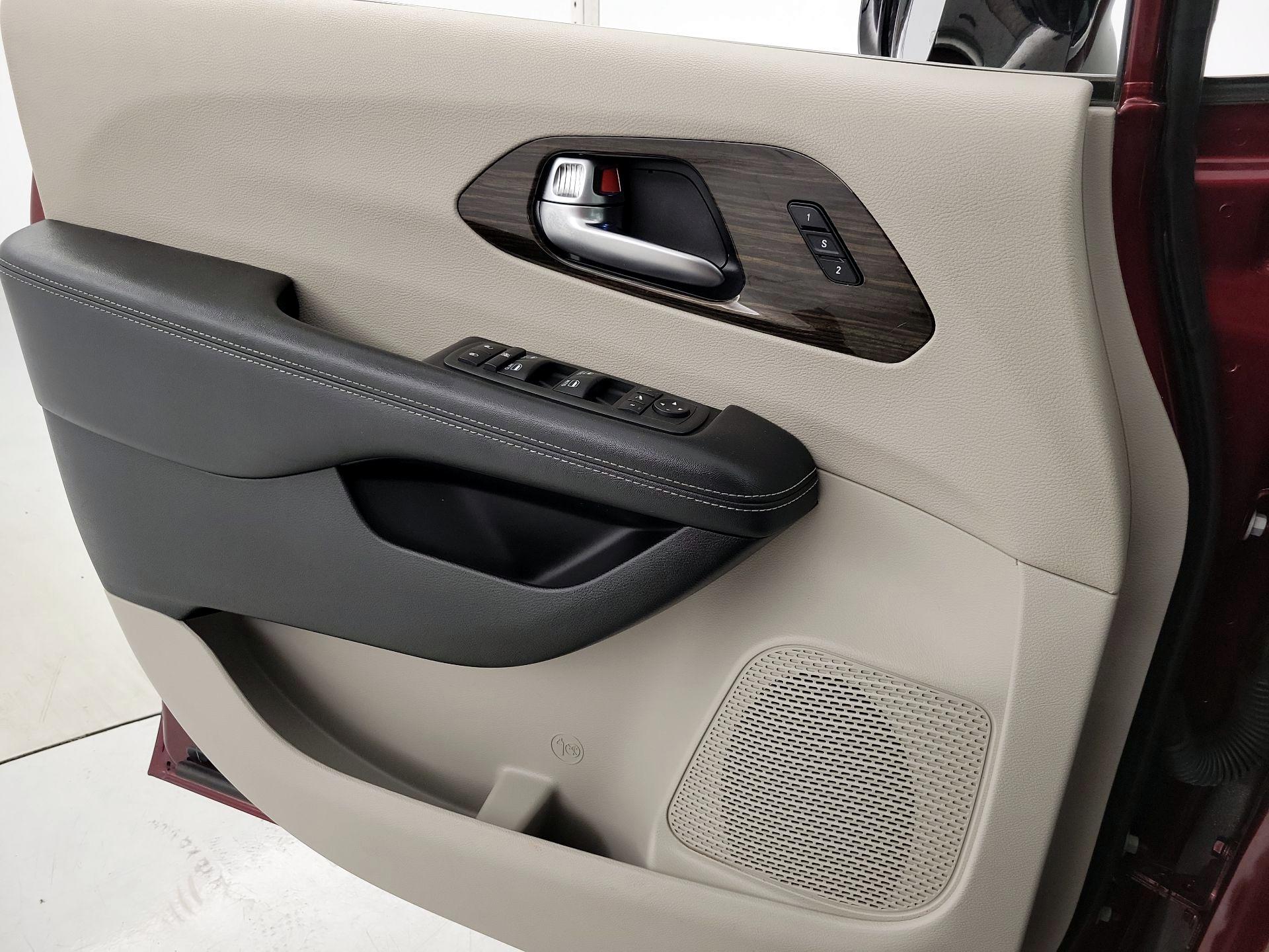 Thumbnail: 2023 Chrysler Pacifica - 12