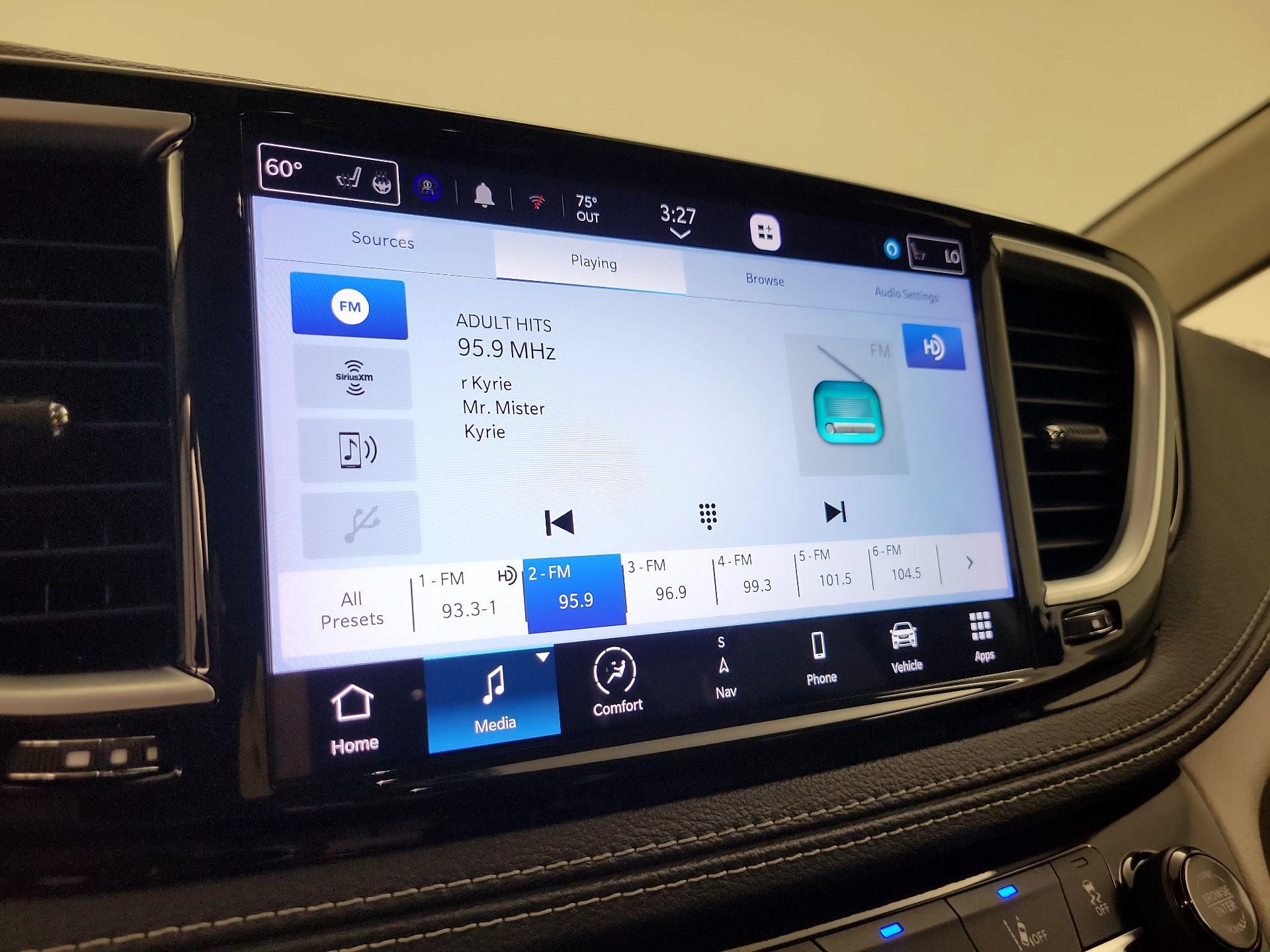 Thumbnail: 2023 Chrysler Pacifica - 16
