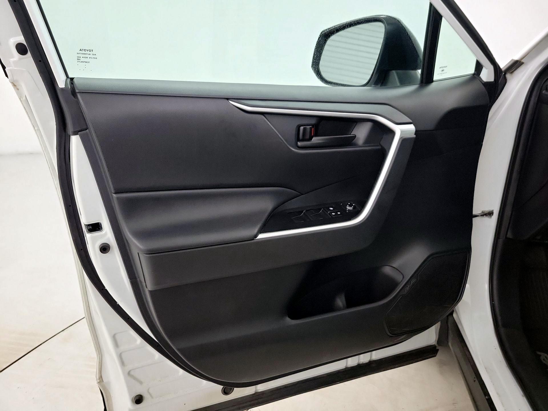Thumbnail: 2020 Toyota RAV4 - 12