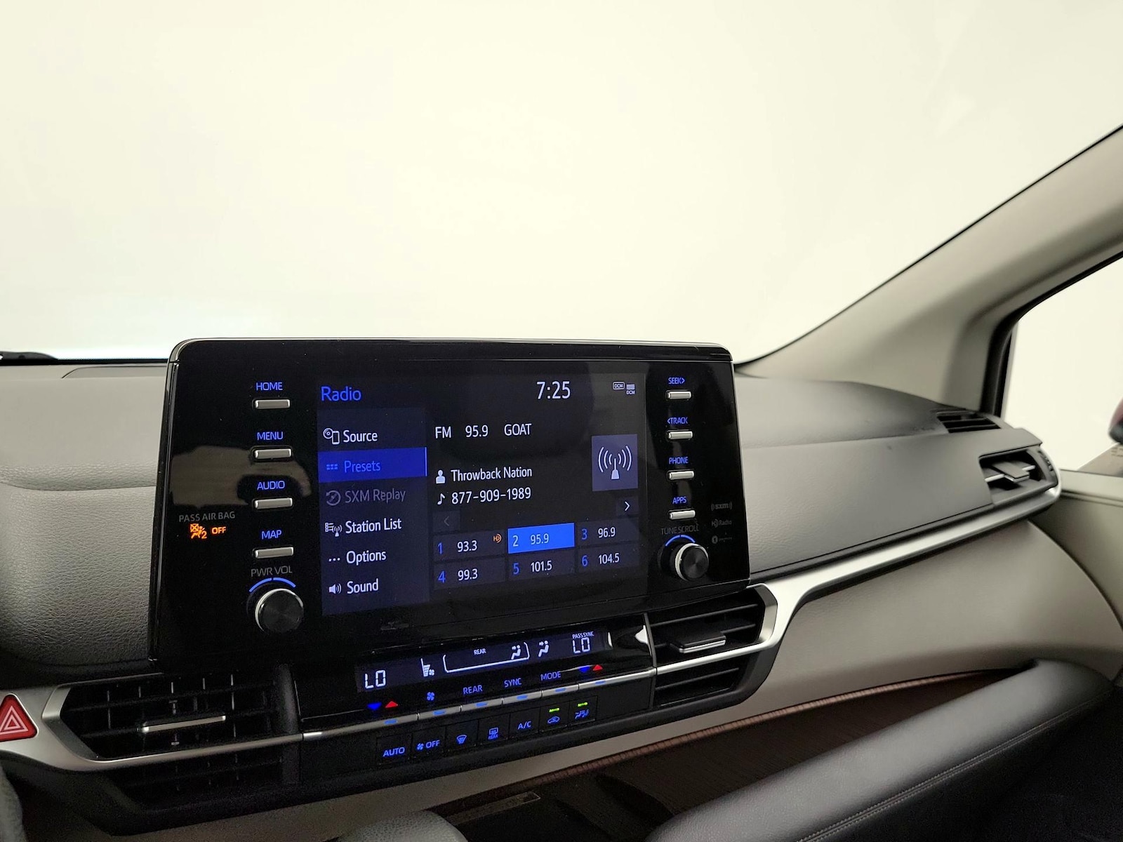 2022 Toyota Sienna LE - Photo 16