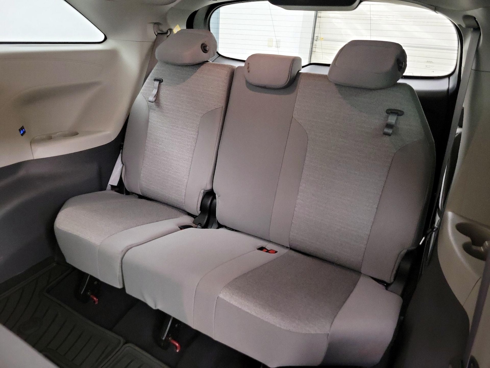 2022 Toyota Sienna LE - Photo 22