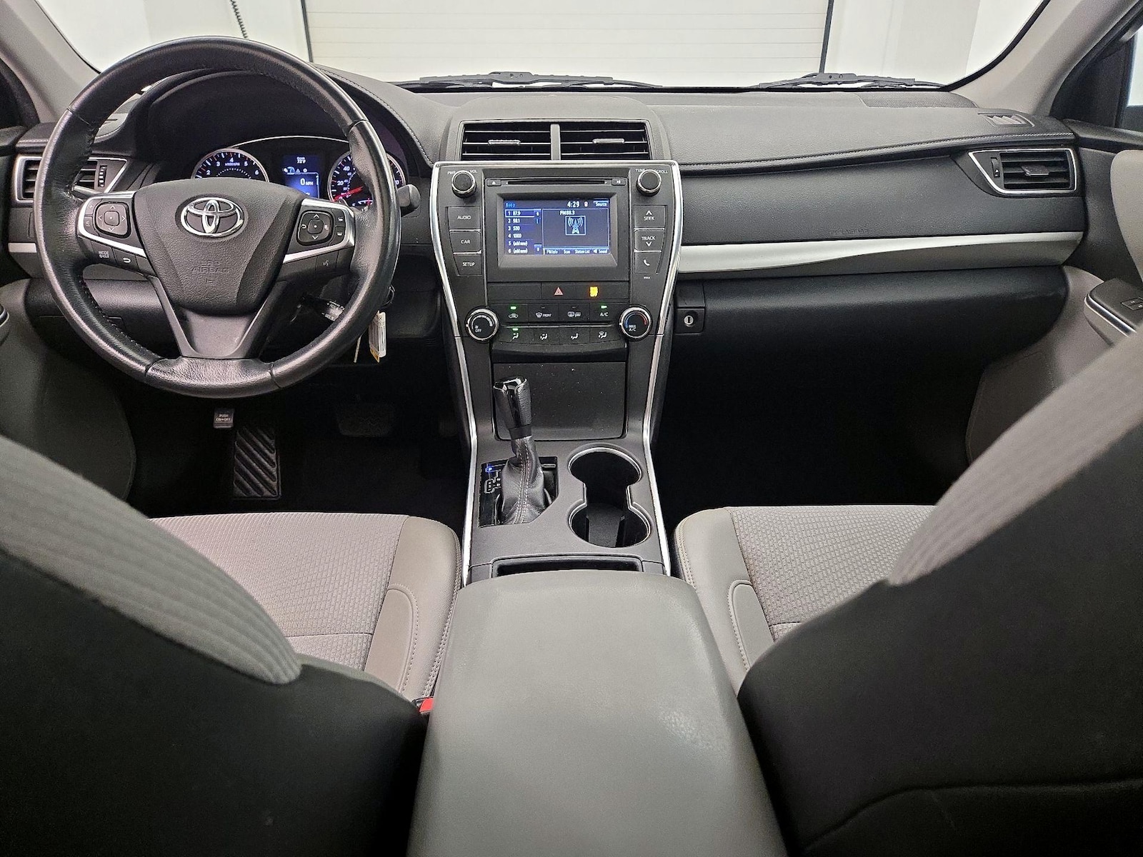 2017 Toyota Camry SE - Photo 10