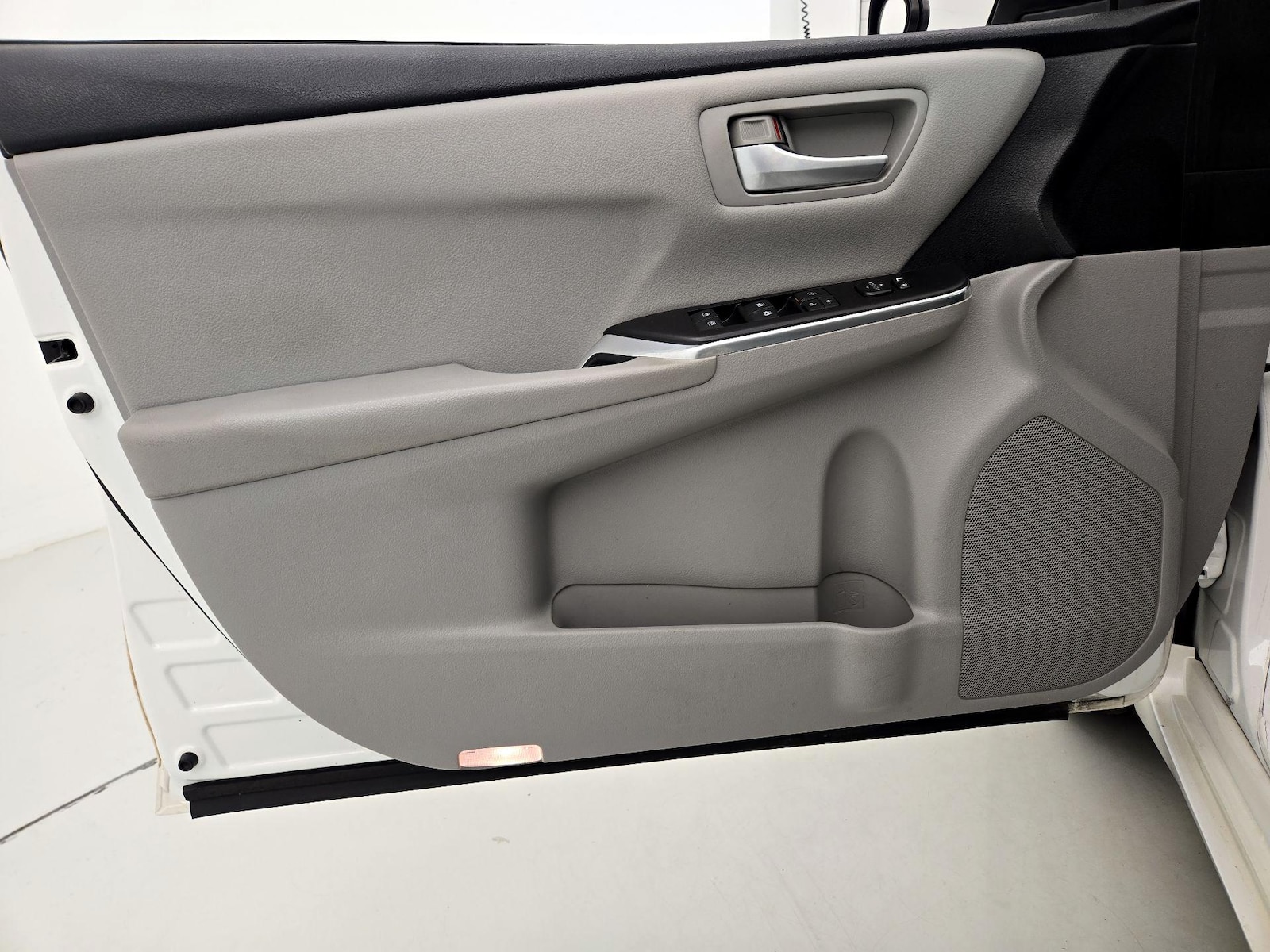 2017 Toyota Camry SE - Photo 13