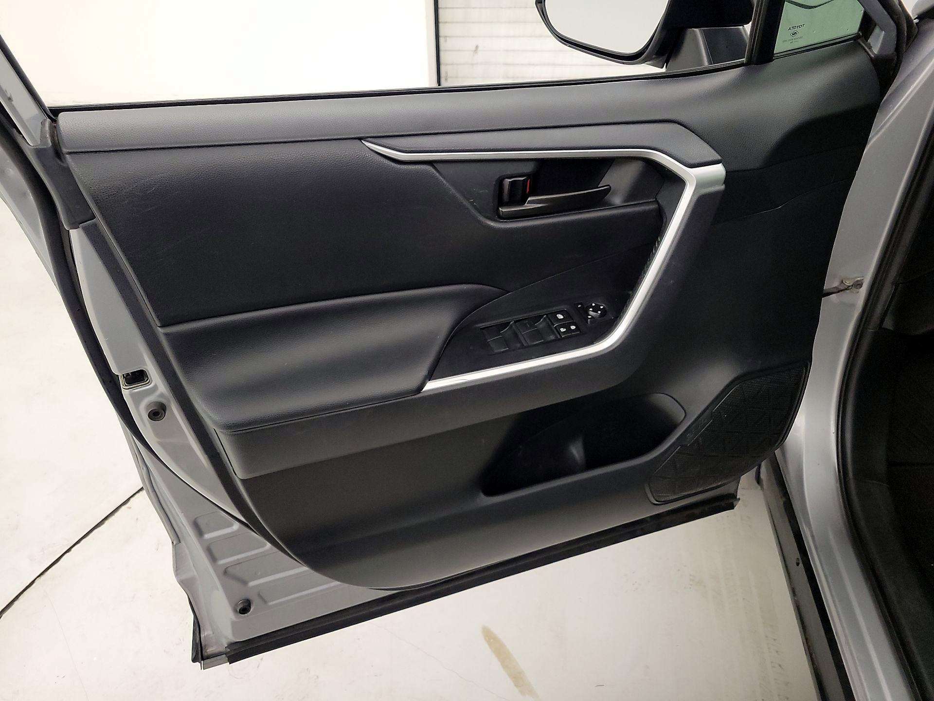 Thumbnail: 2019 Toyota RAV4 - 12