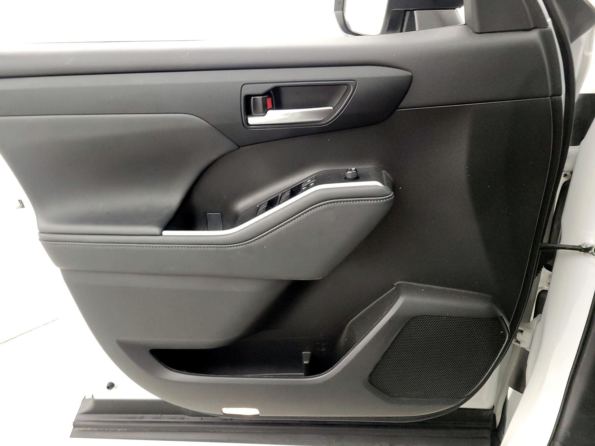 Thumbnail: 2023 Toyota Highlander - 12