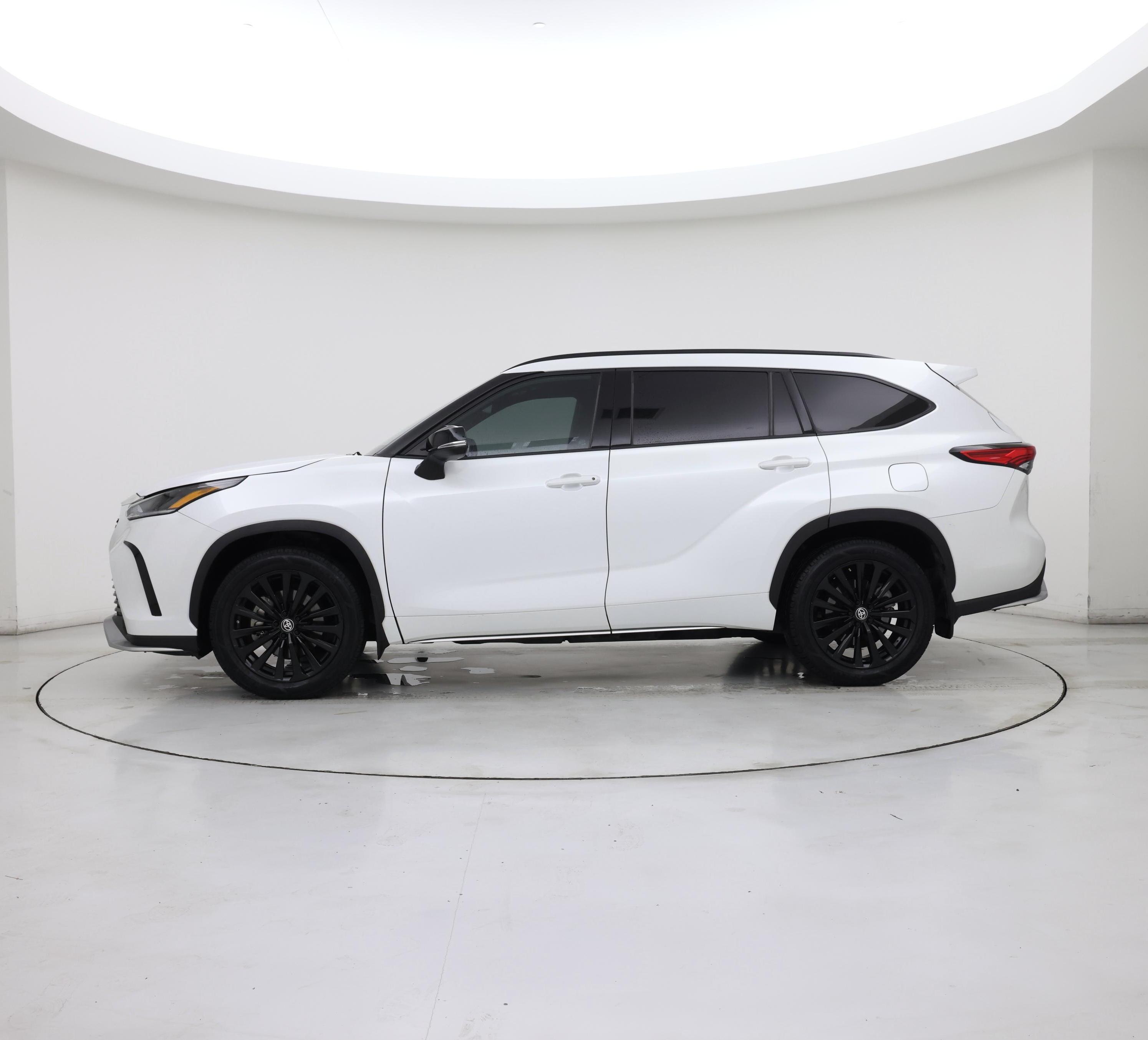 Thumbnail: 2023 Toyota Highlander - 3