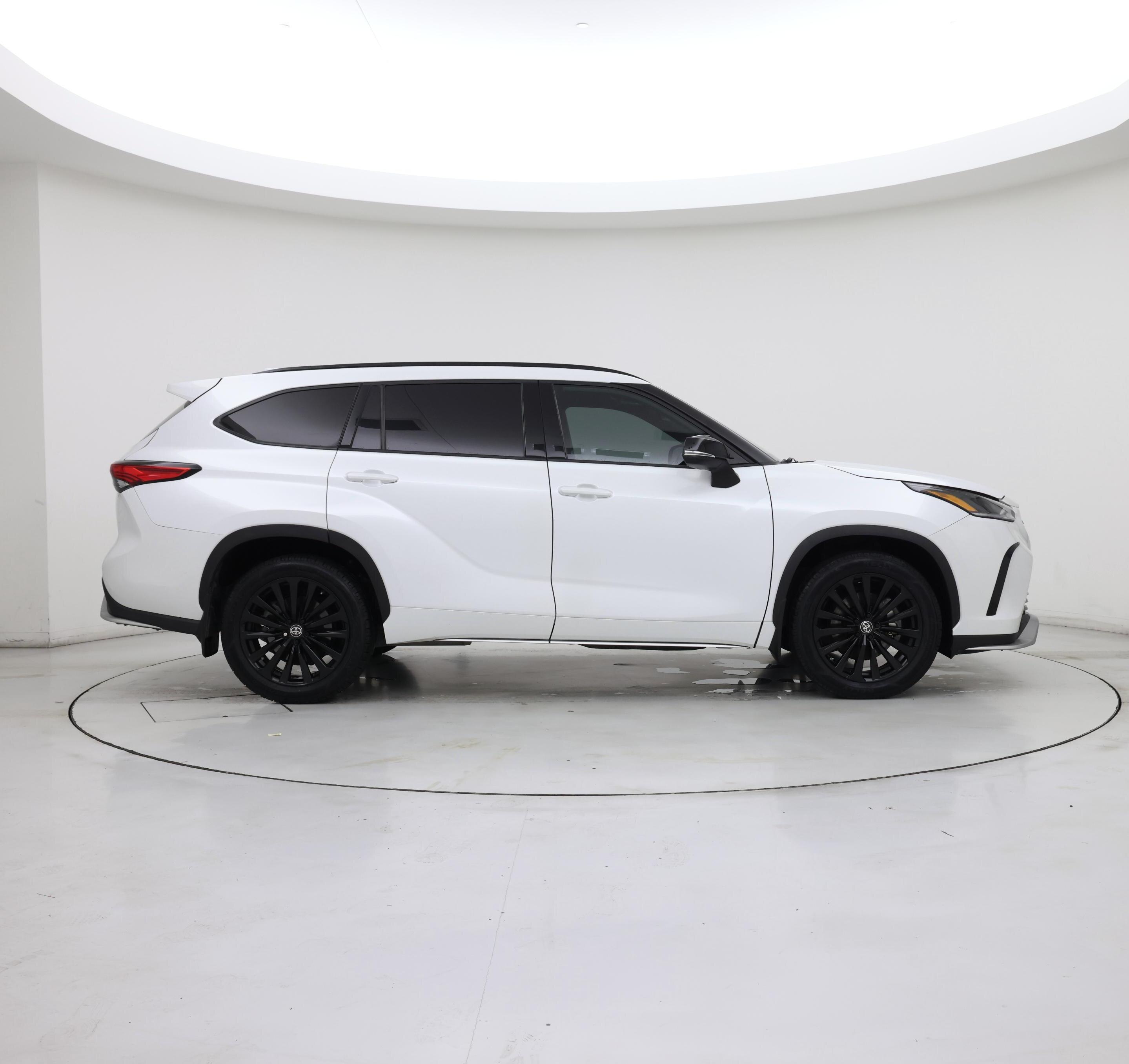 Thumbnail: 2023 Toyota Highlander - 7