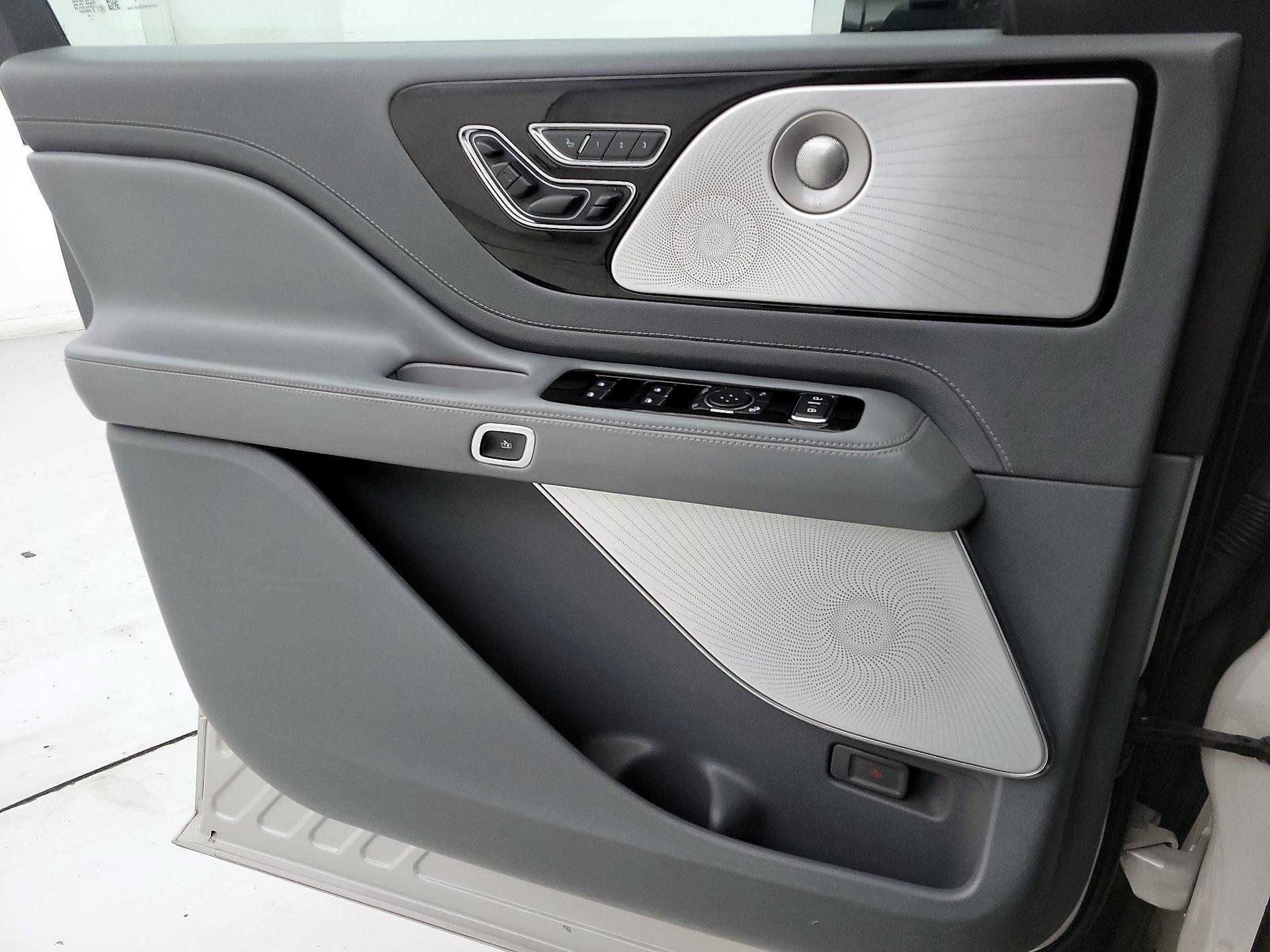 Thumbnail: 2020 Lincoln Aviator - 12