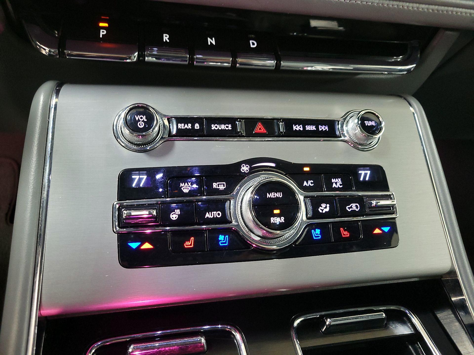 Thumbnail: 2020 Lincoln Aviator - 17