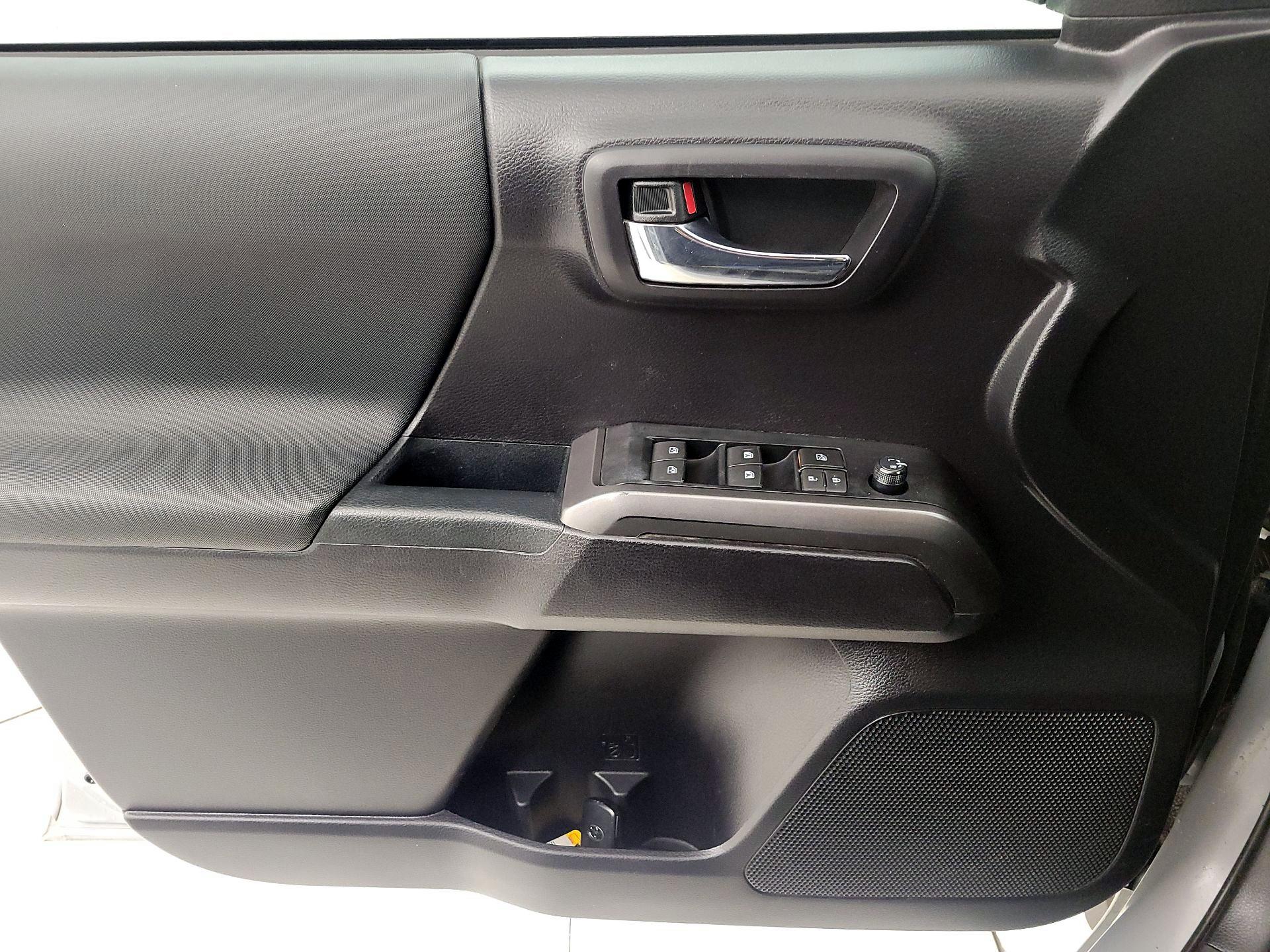 Thumbnail: 2020 Toyota Tacoma - 10