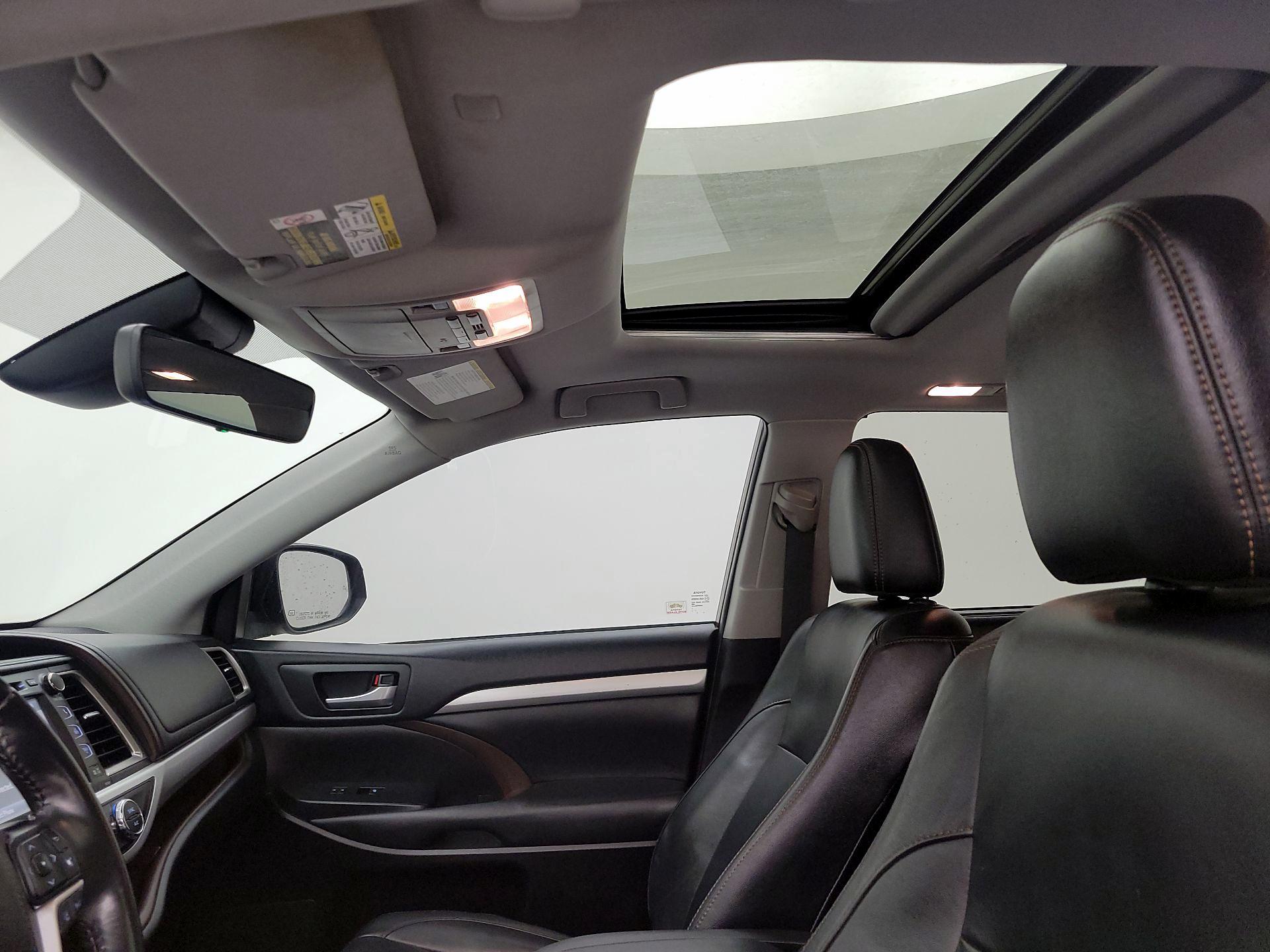 Thumbnail: 2019 Toyota Highlander - 18