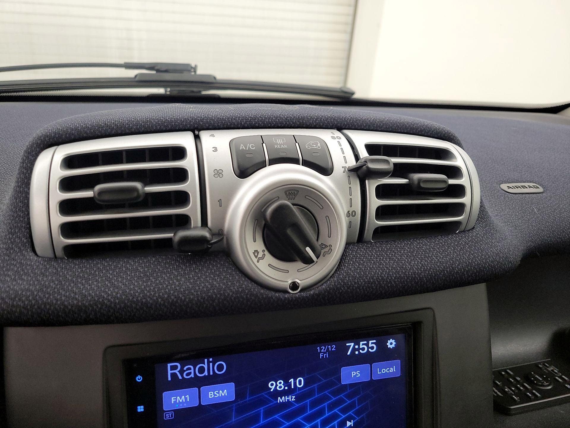 Thumbnail: 2015 smart fortwo - 14