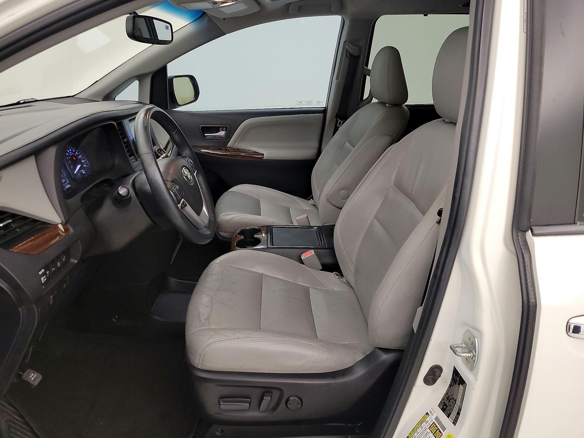 Thumbnail: 2016 Toyota Sienna - 11