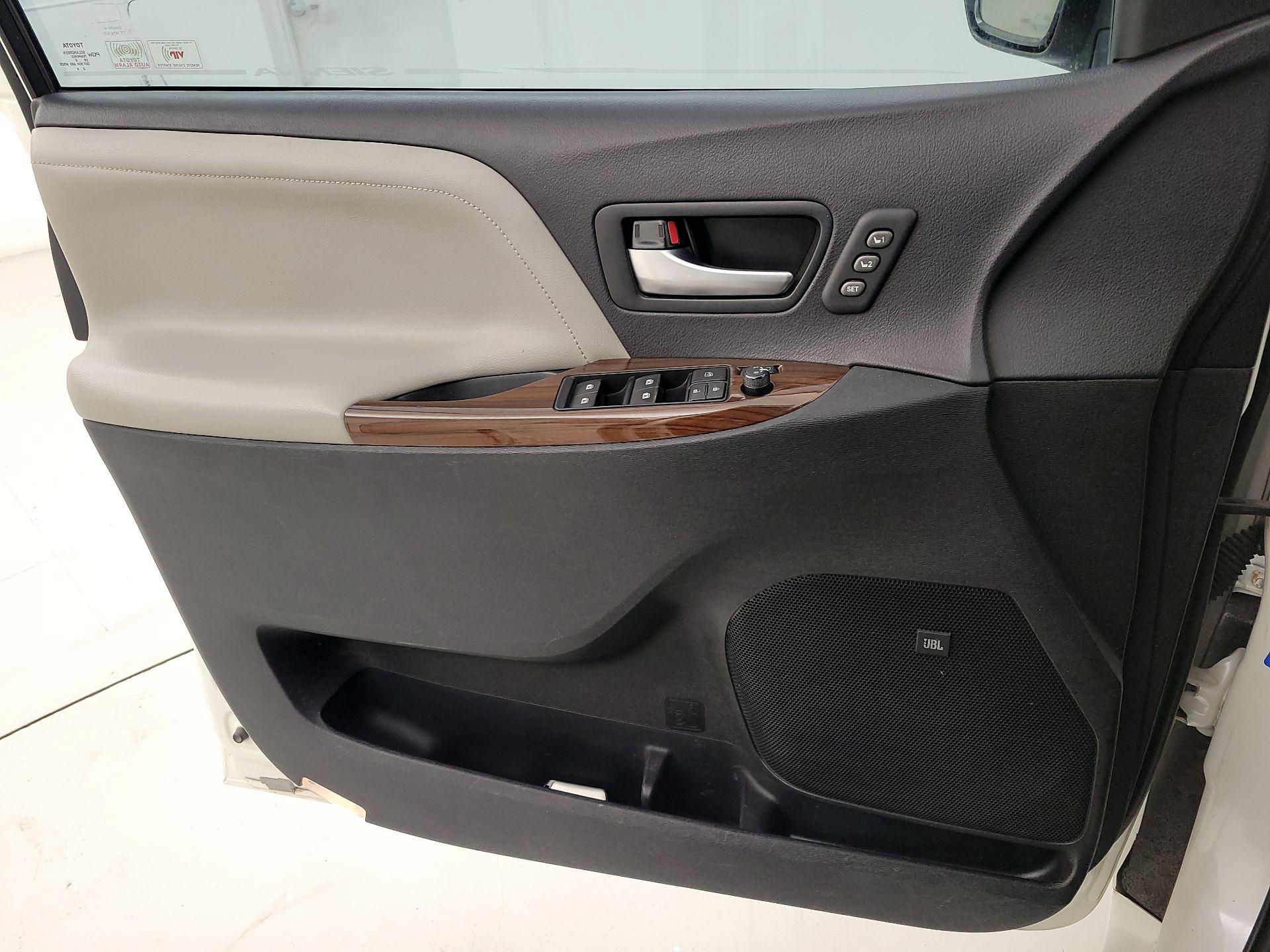 Thumbnail: 2016 Toyota Sienna - 12