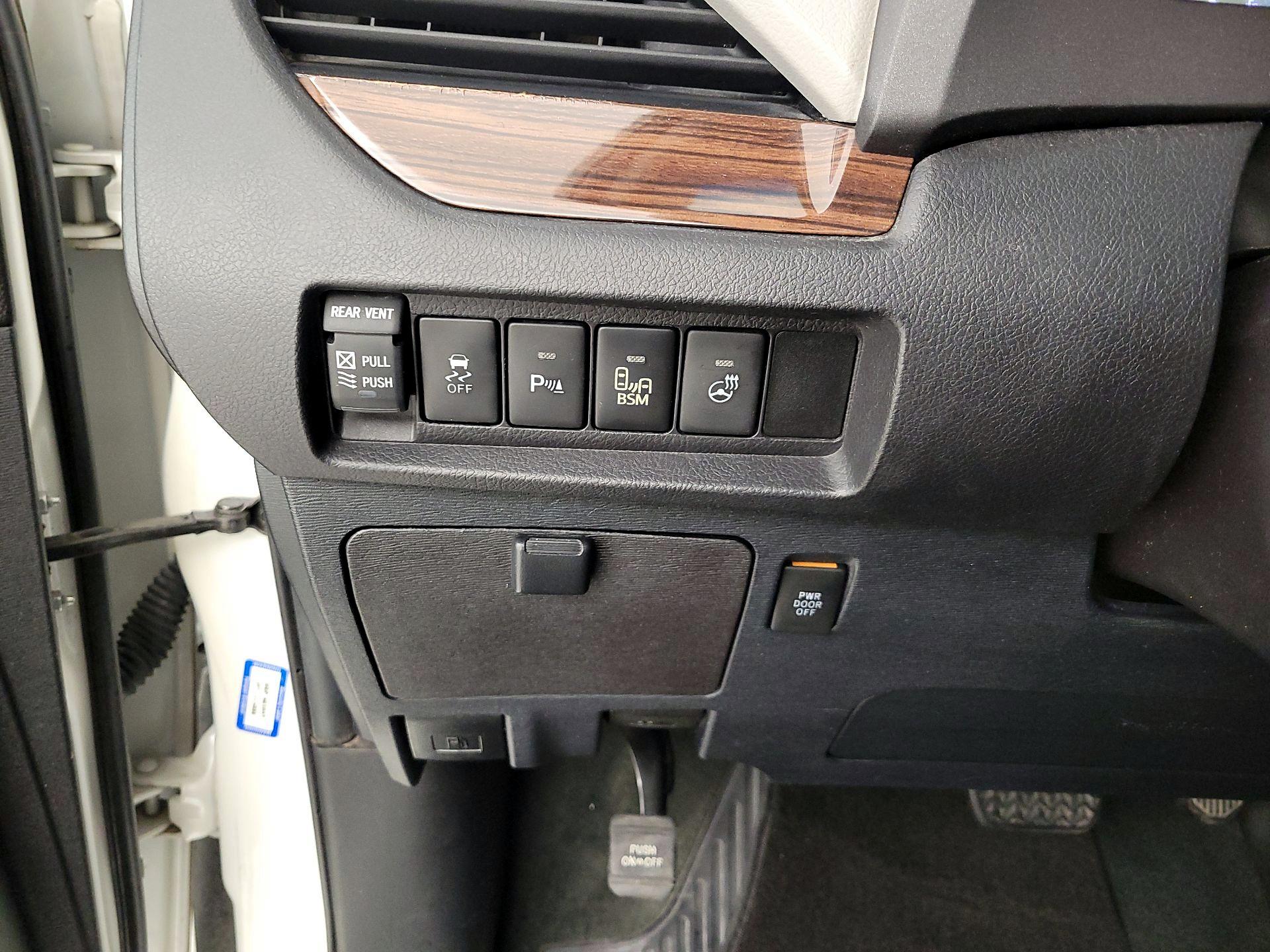 Thumbnail: 2016 Toyota Sienna - 13