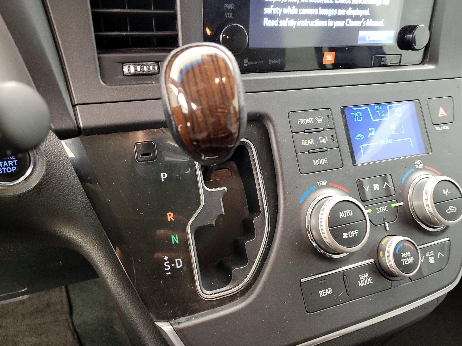 Thumbnail: 2016 Toyota Sienna - 18