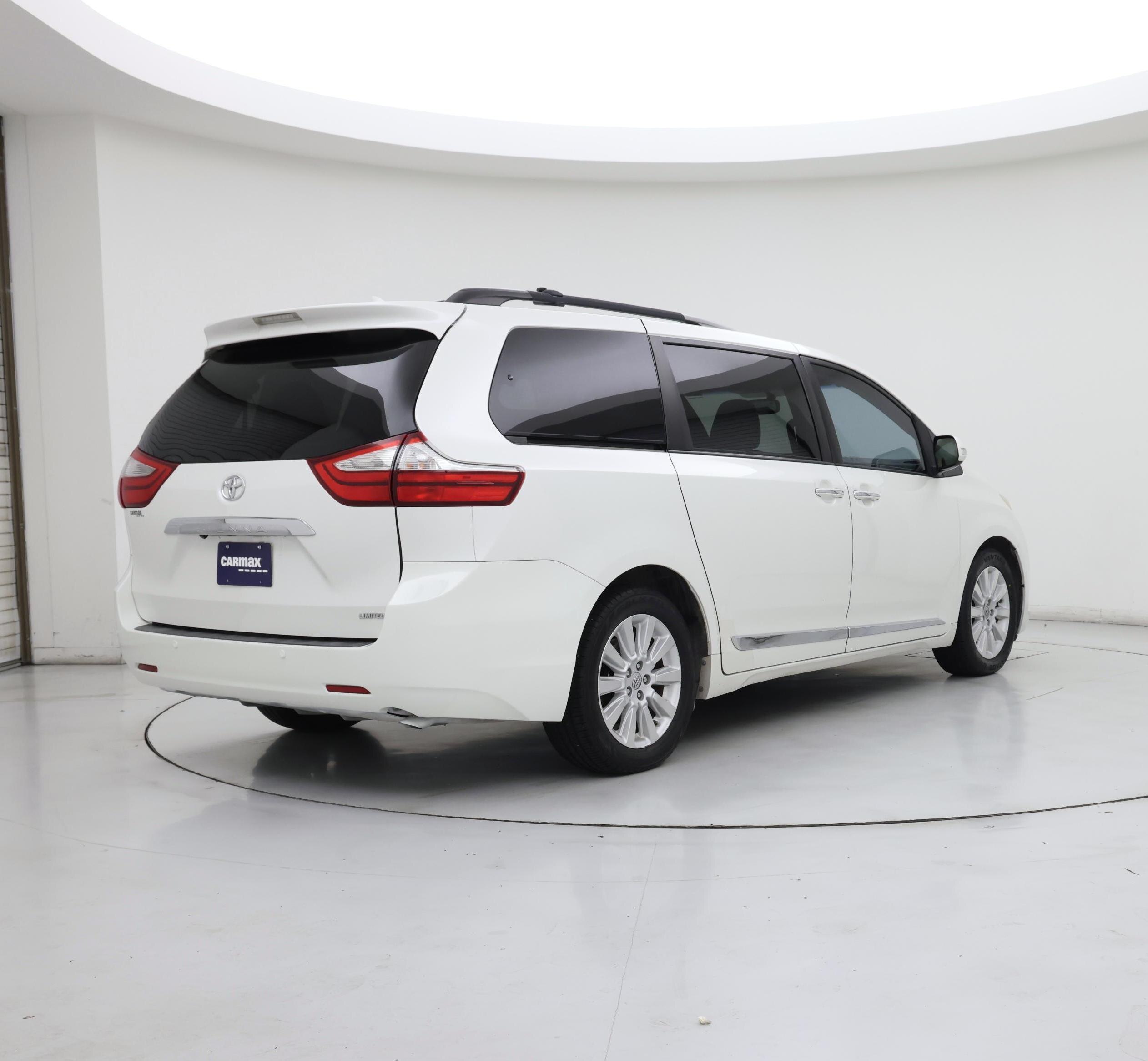 Thumbnail: 2016 Toyota Sienna - 8