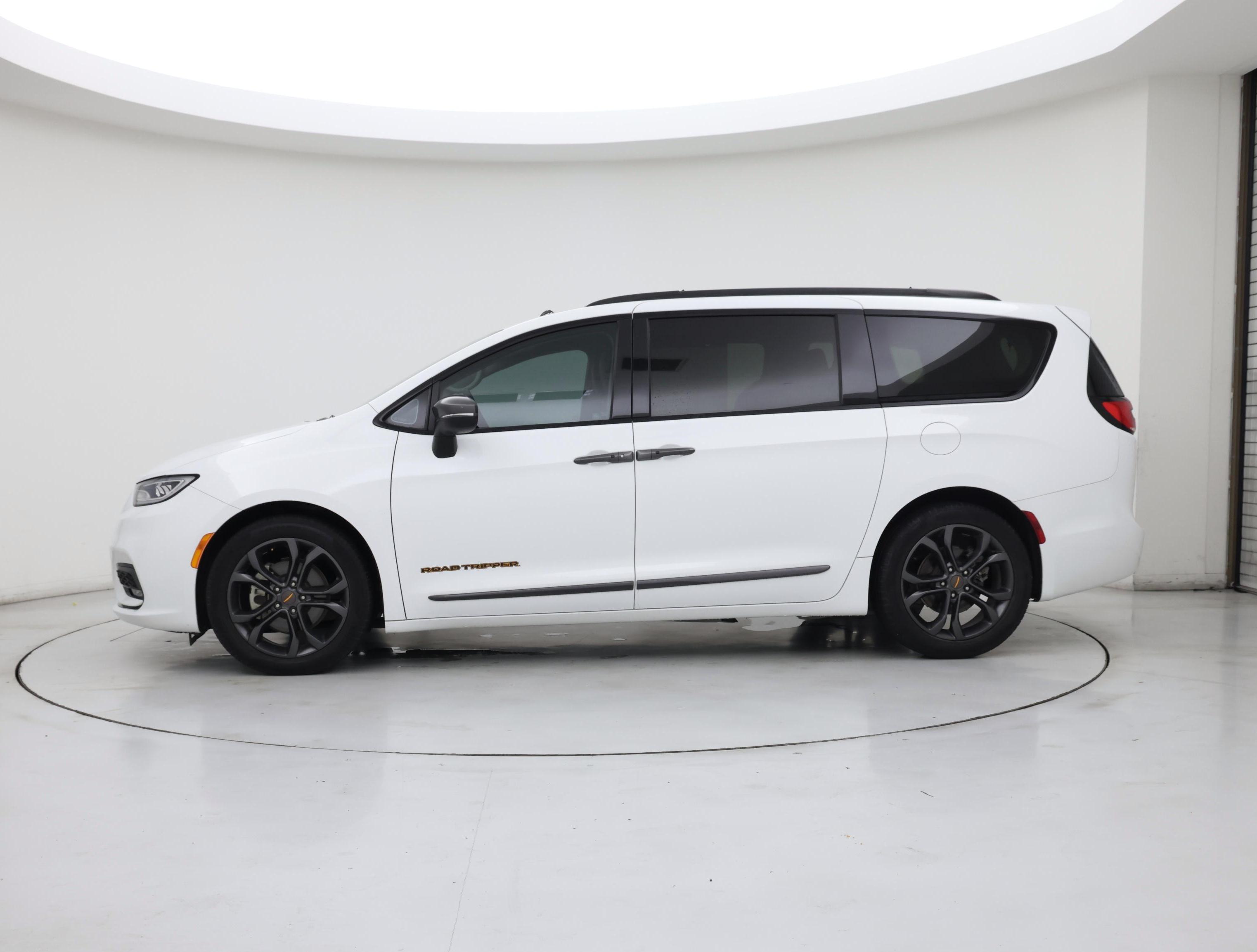 Thumbnail: 2023 Chrysler Pacifica - 3