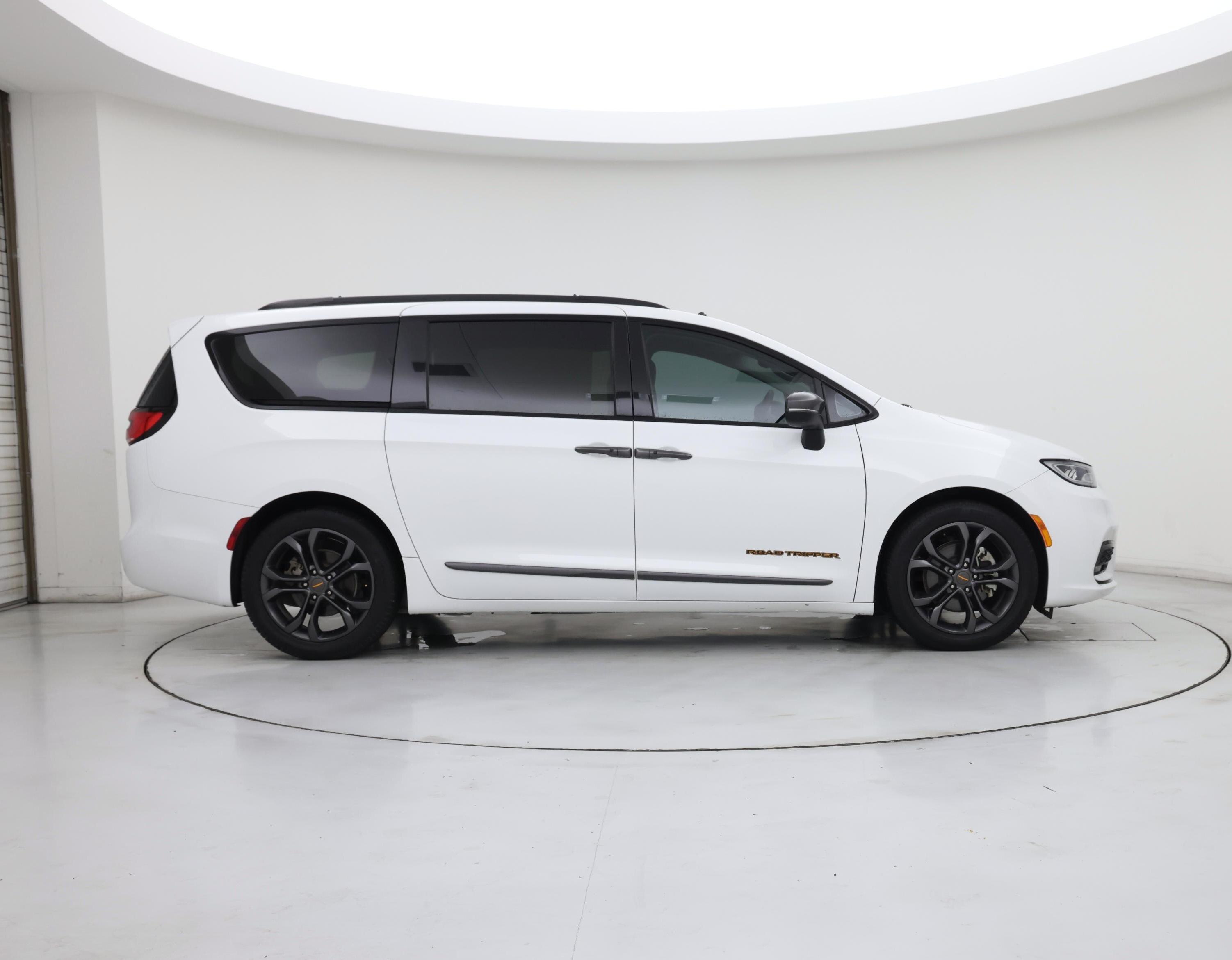 Thumbnail: 2023 Chrysler Pacifica - 7