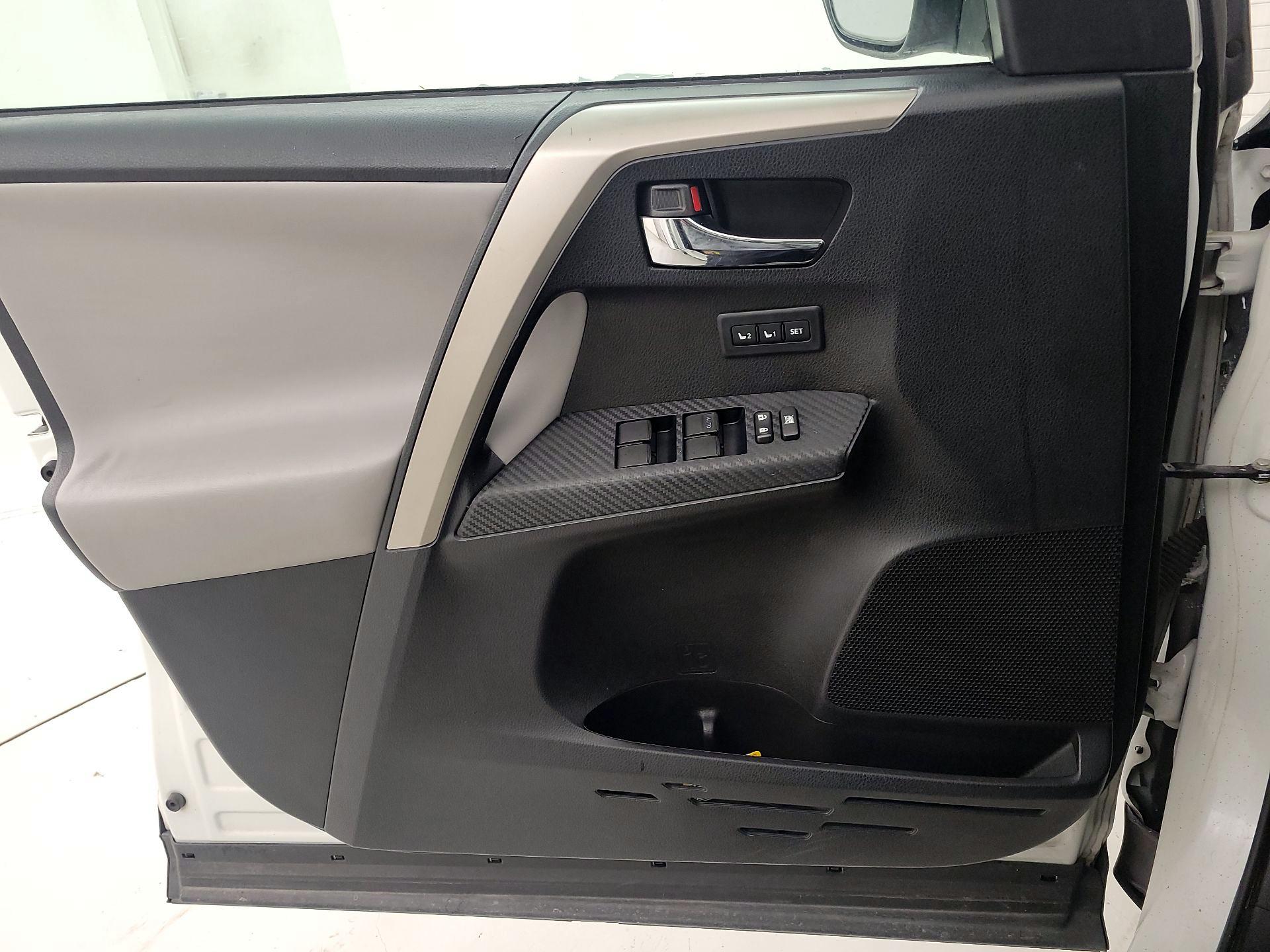 Thumbnail: 2015 Toyota RAV4 - 12