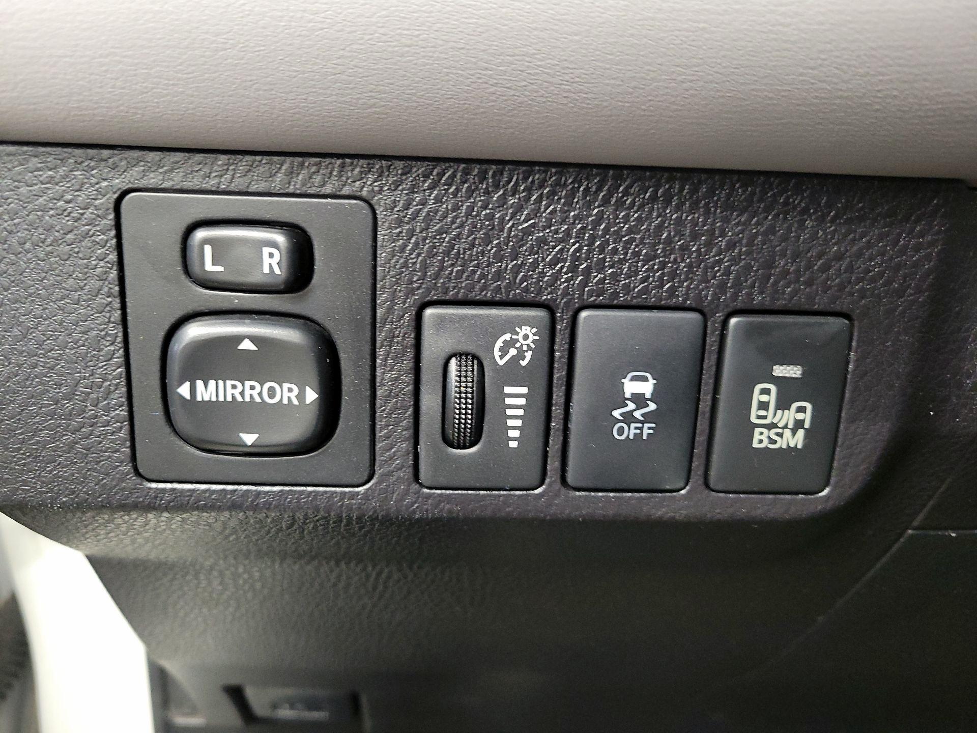 Thumbnail: 2015 Toyota RAV4 - 13