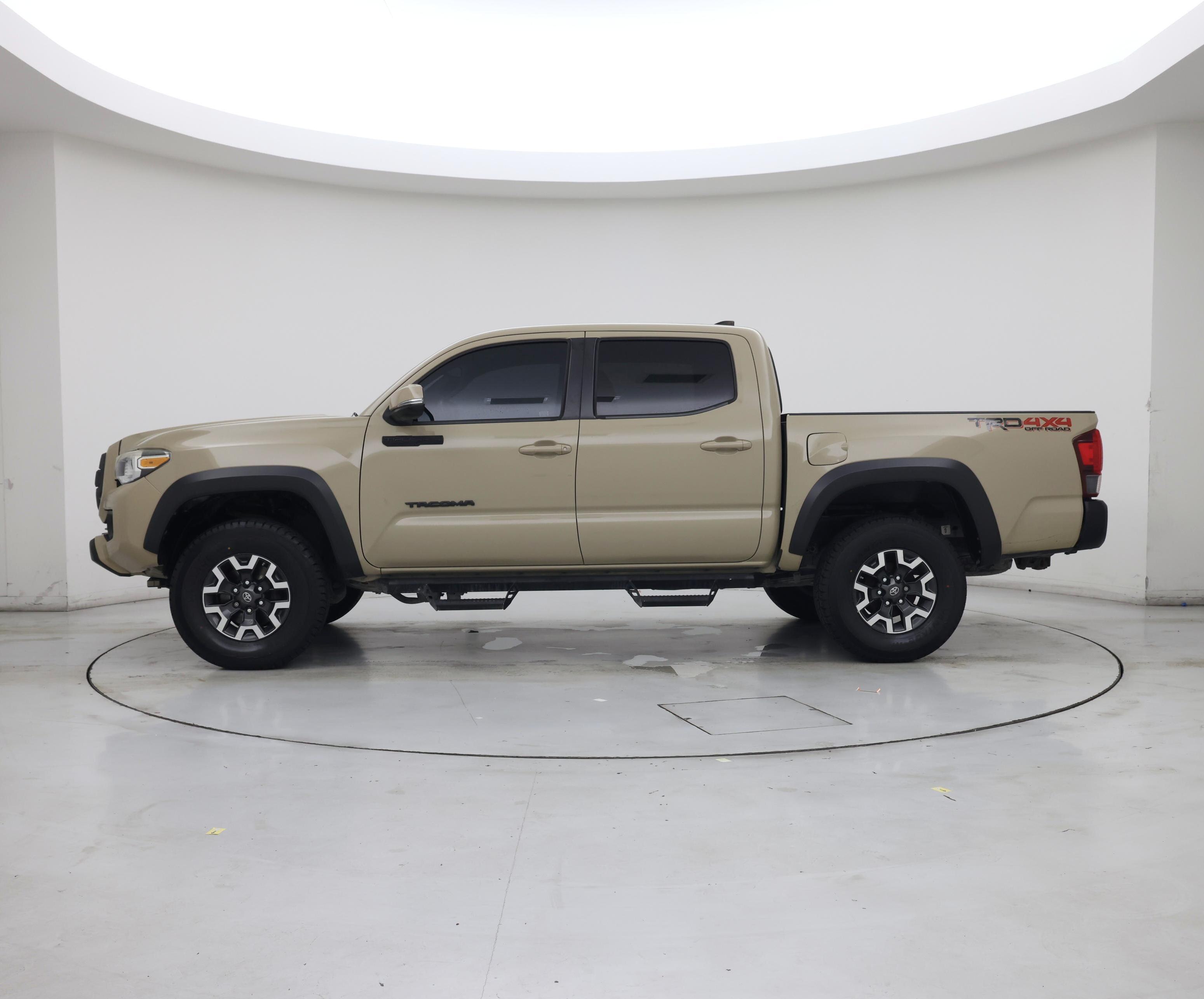 Thumbnail: 2019 Toyota Tacoma - 3