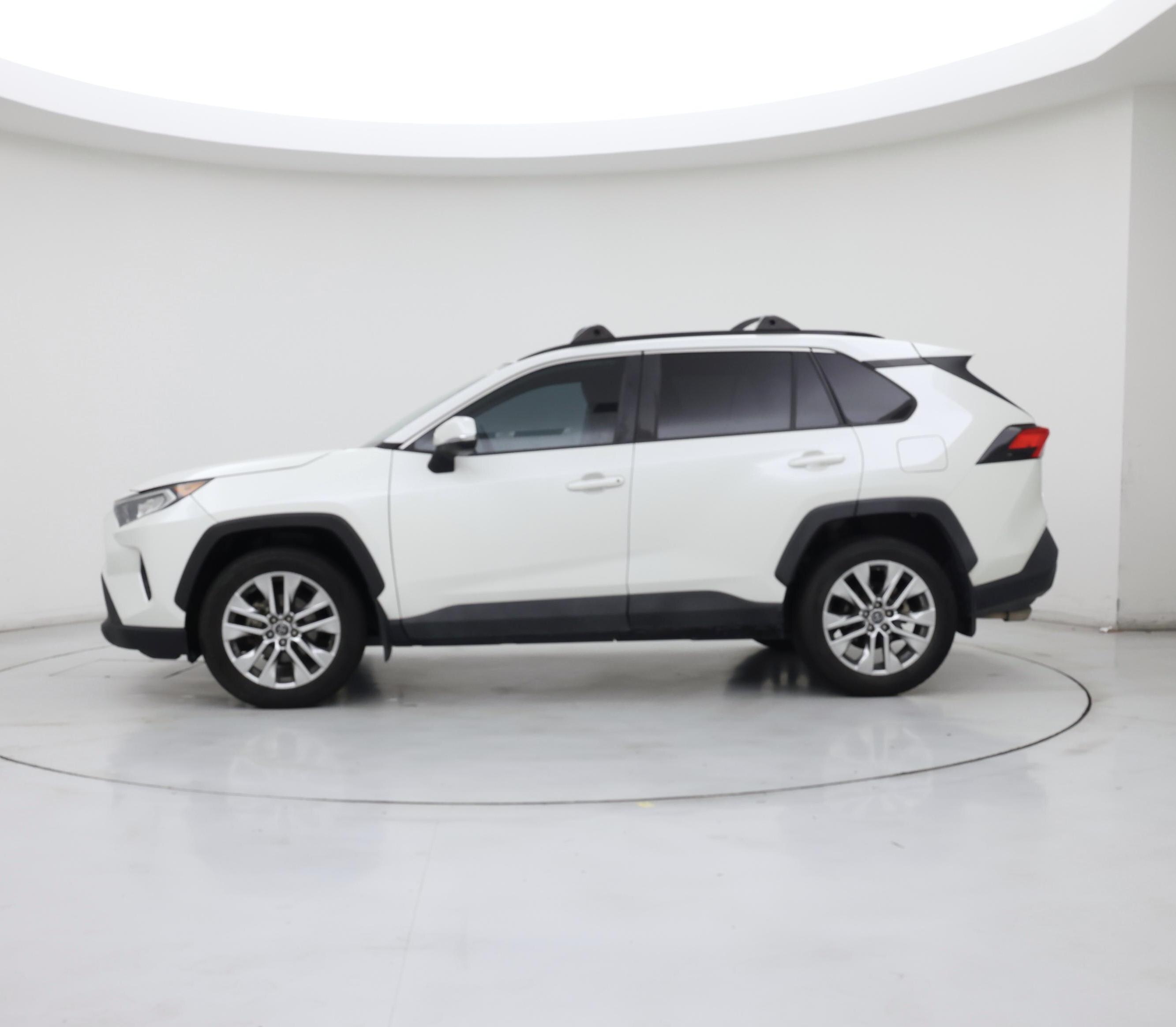 Thumbnail: 2021 Toyota RAV4 - 3