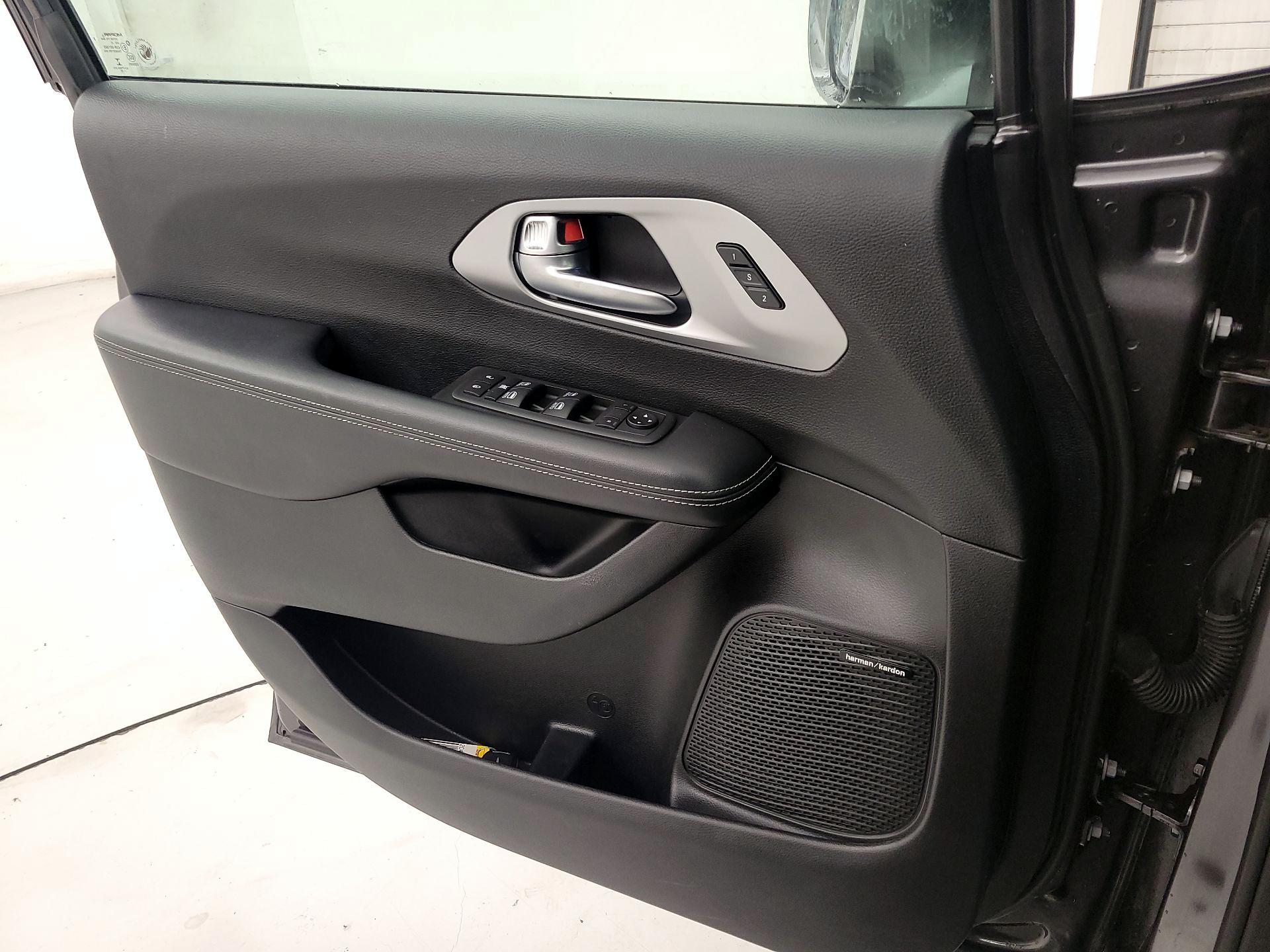 Thumbnail: 2020 Chrysler Pacifica - 10