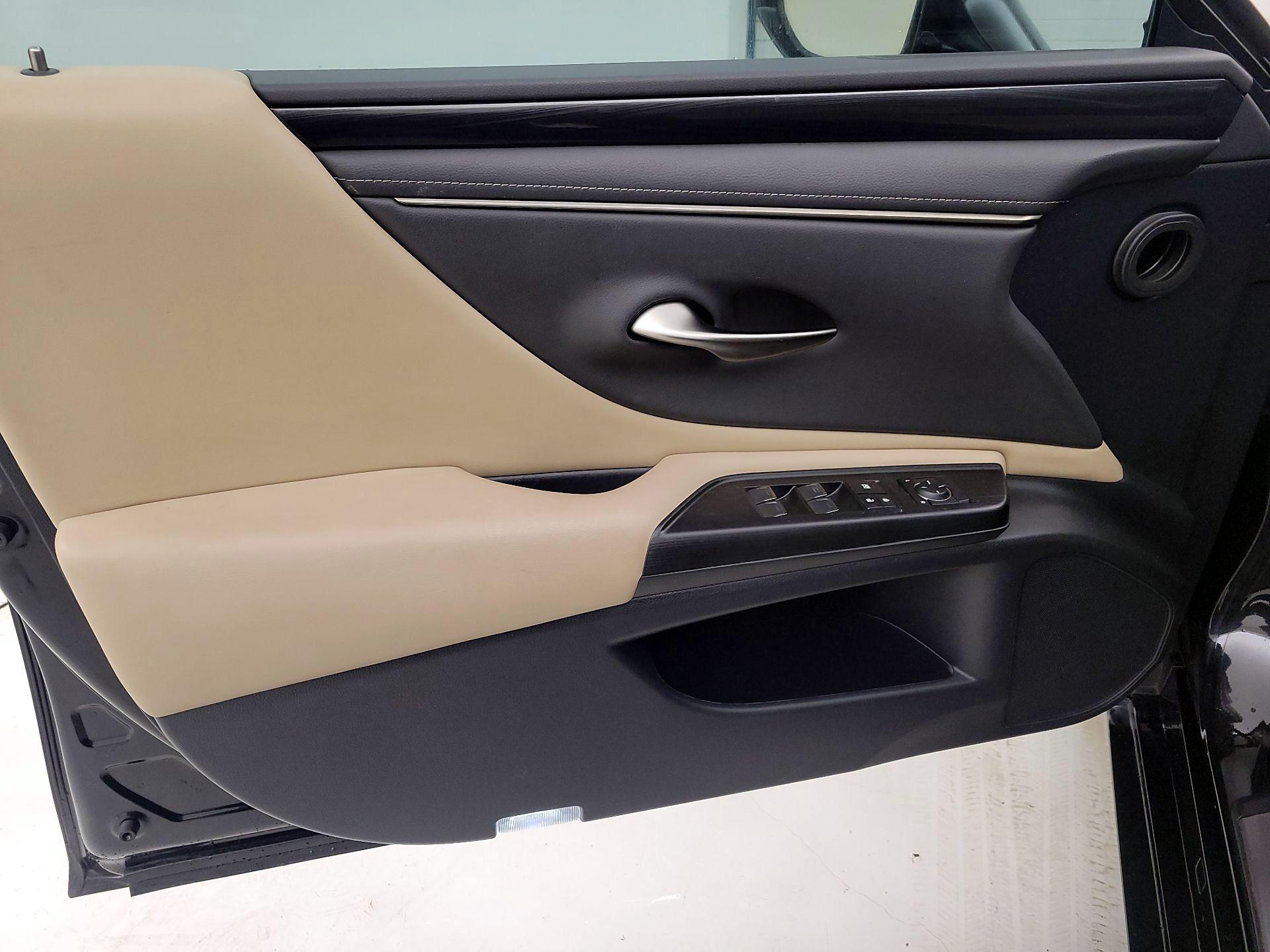 Thumbnail: 2021 Lexus ES - 10