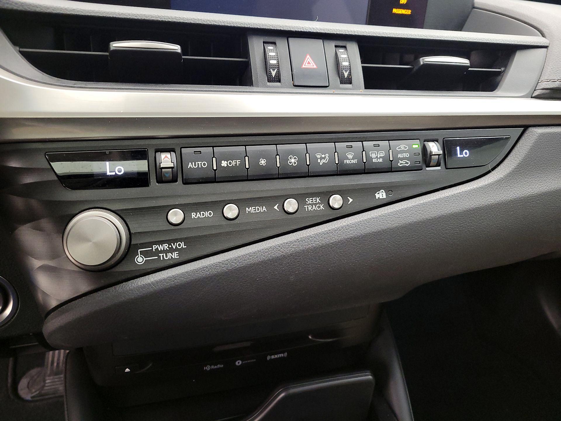 Thumbnail: 2021 Lexus ES - 14