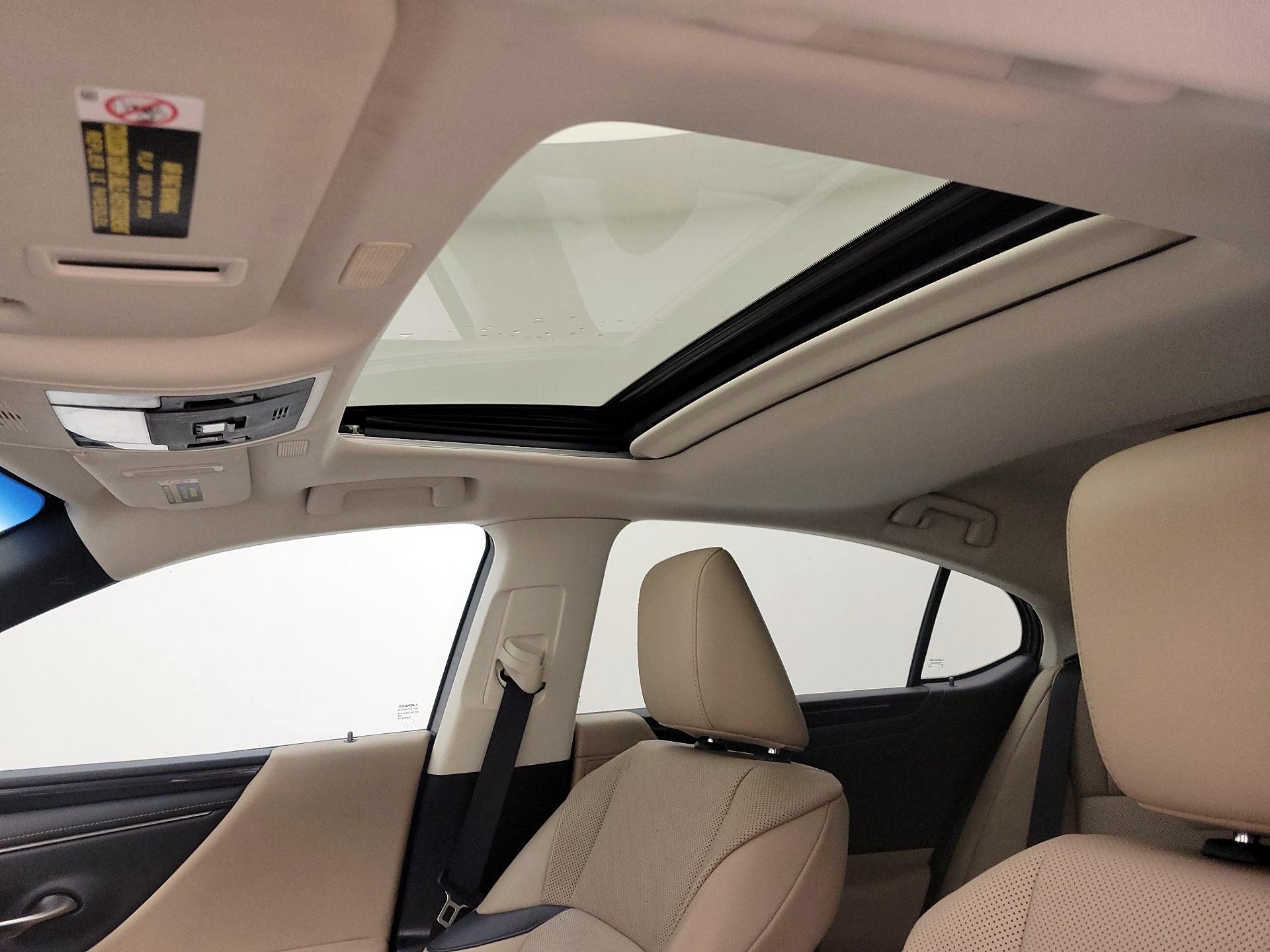 Thumbnail: 2021 Lexus ES - 17