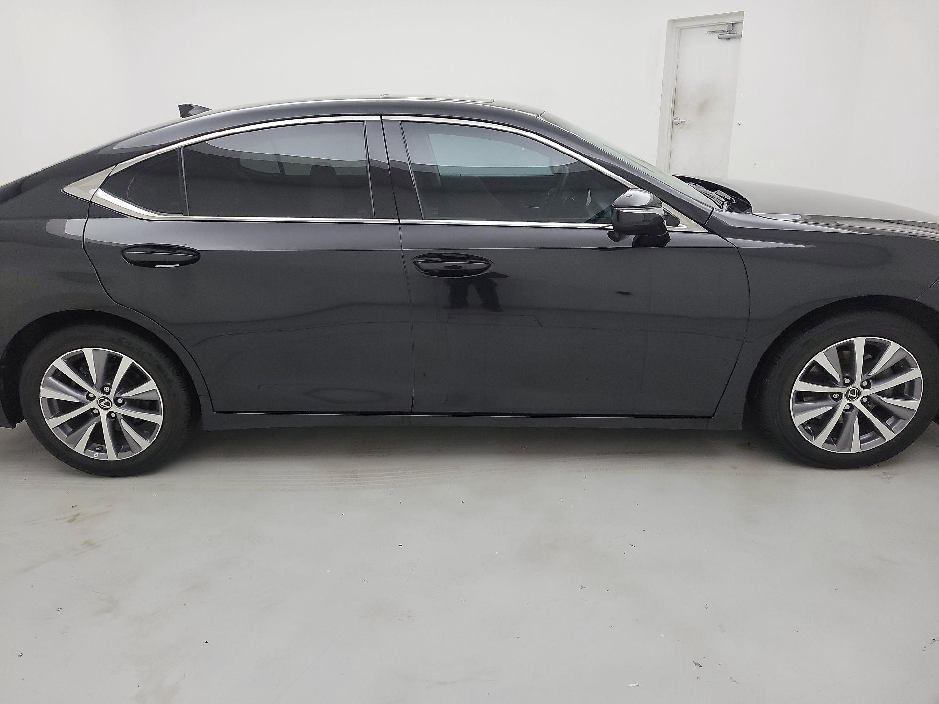 Thumbnail: 2021 Lexus ES - 4