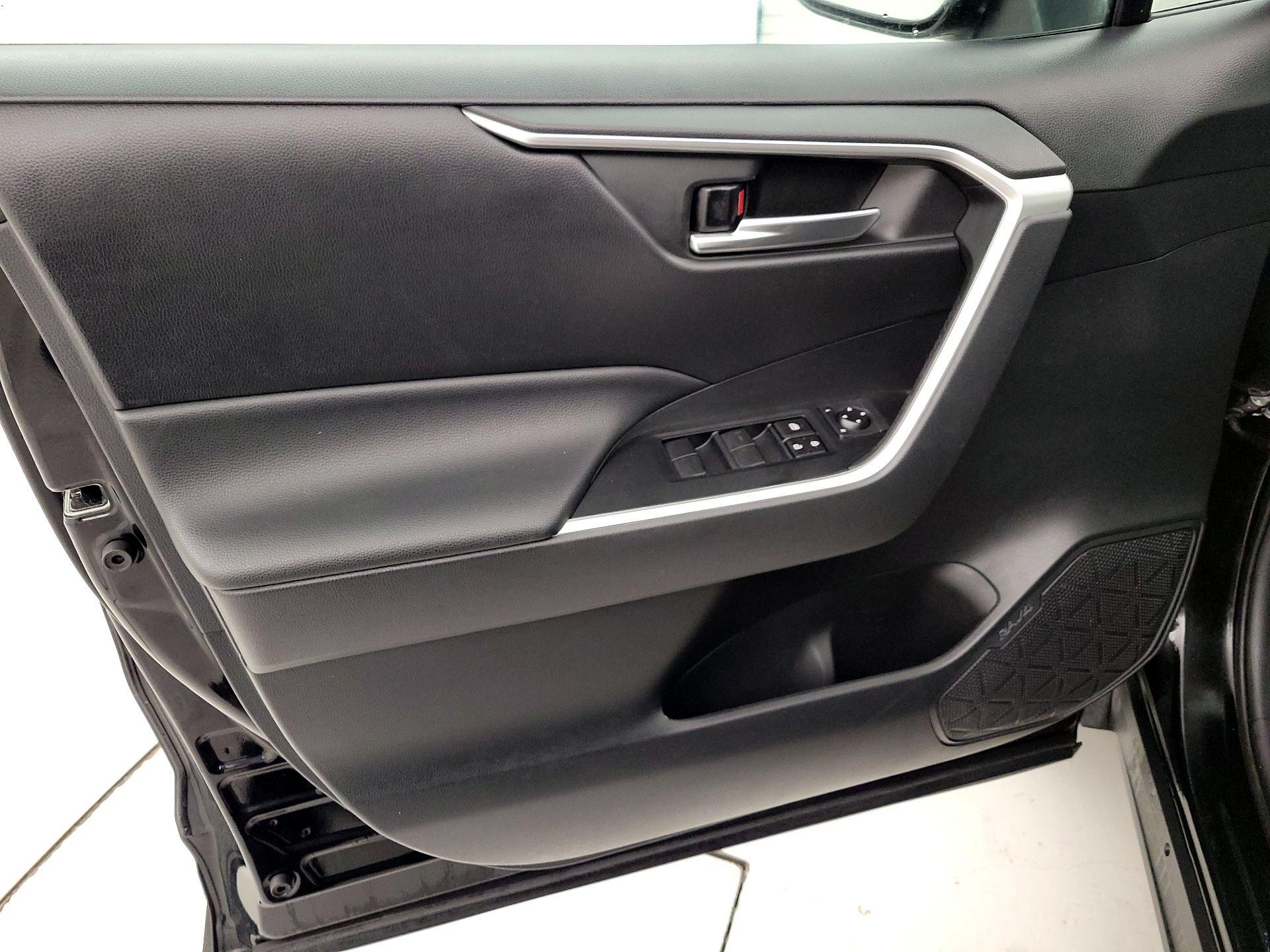 Thumbnail: 2019 Toyota RAV4 - 12