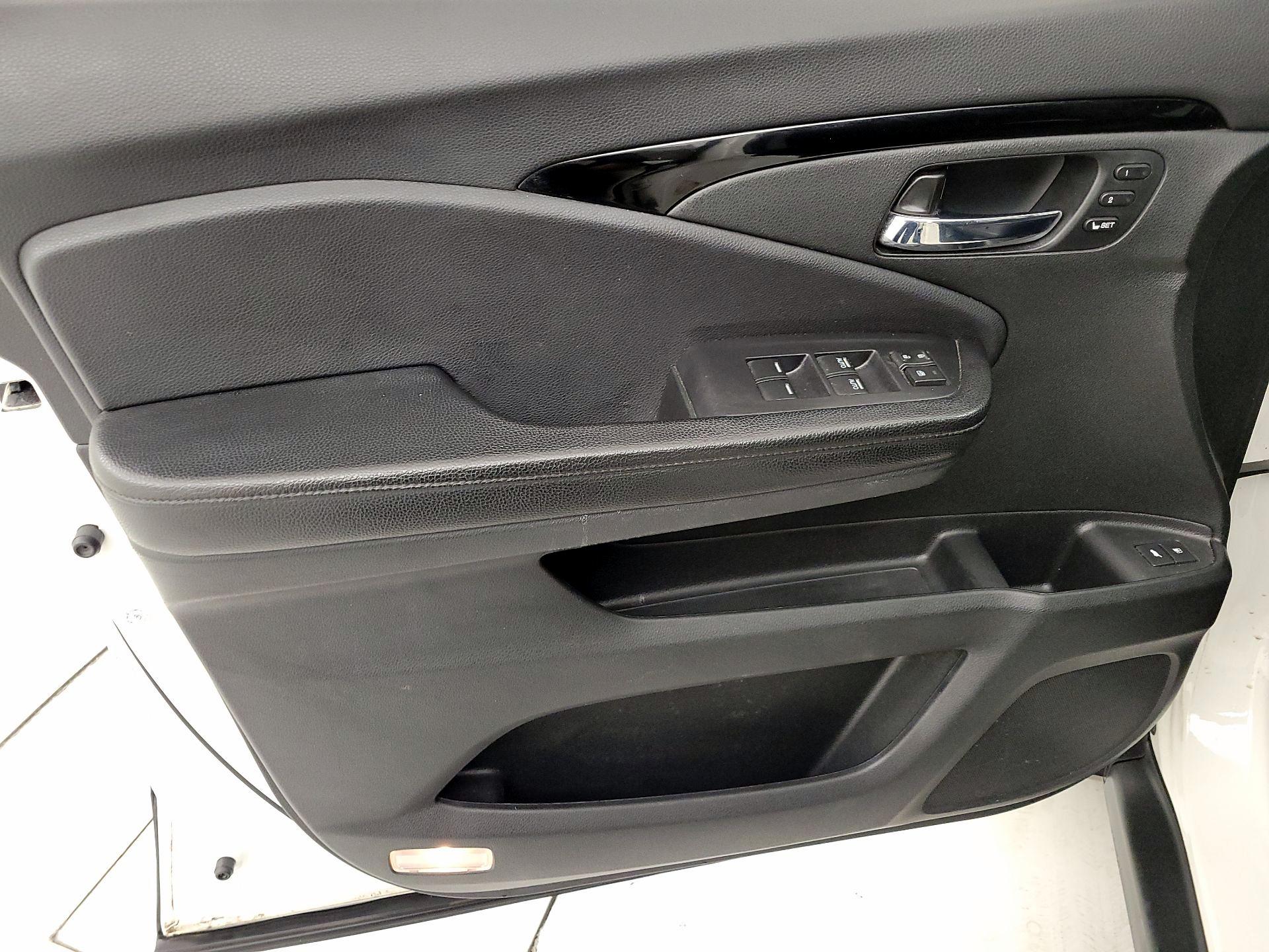 Thumbnail: 2019 Honda Pilot - 12