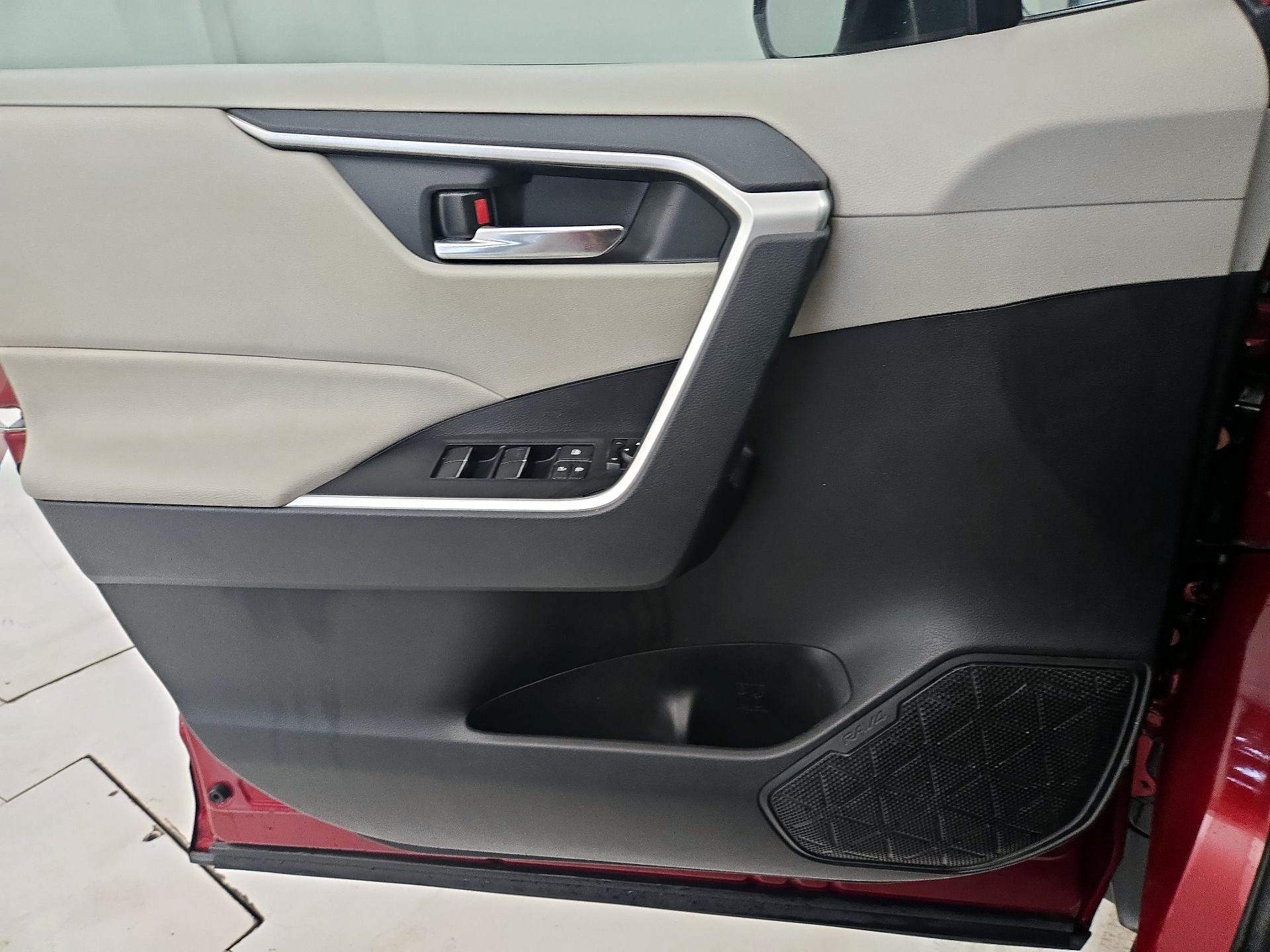 Thumbnail: 2020 Toyota RAV4 - 12