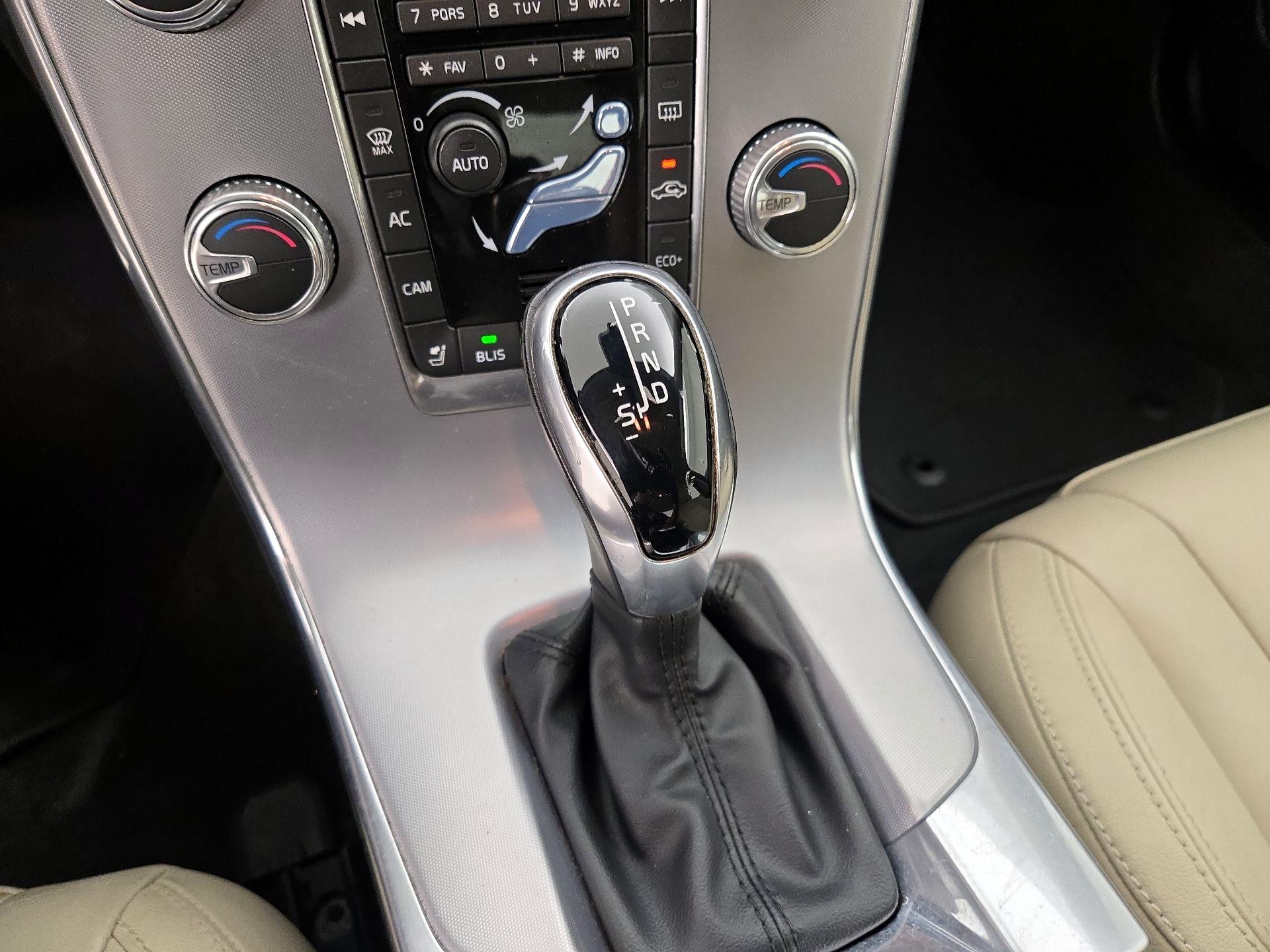 Thumbnail: 2018 Volvo S60 - 18