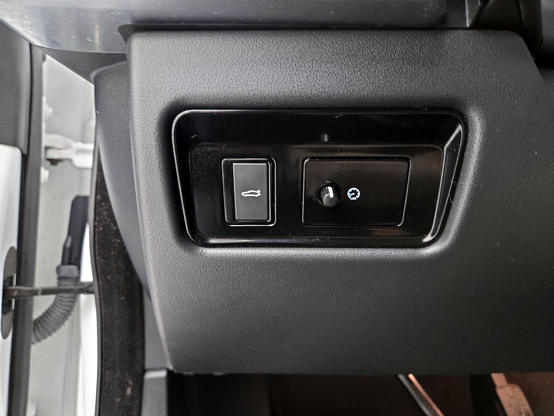 Thumbnail: 2018 Jaguar XE - 13