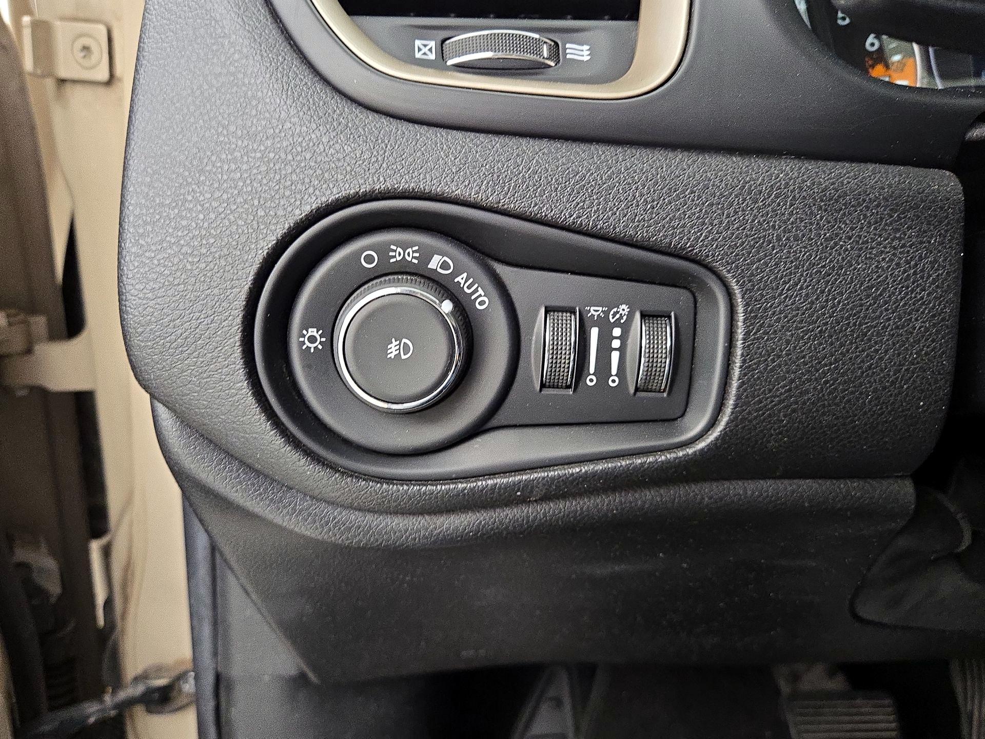 Thumbnail: 2016 Jeep Renegade - 13