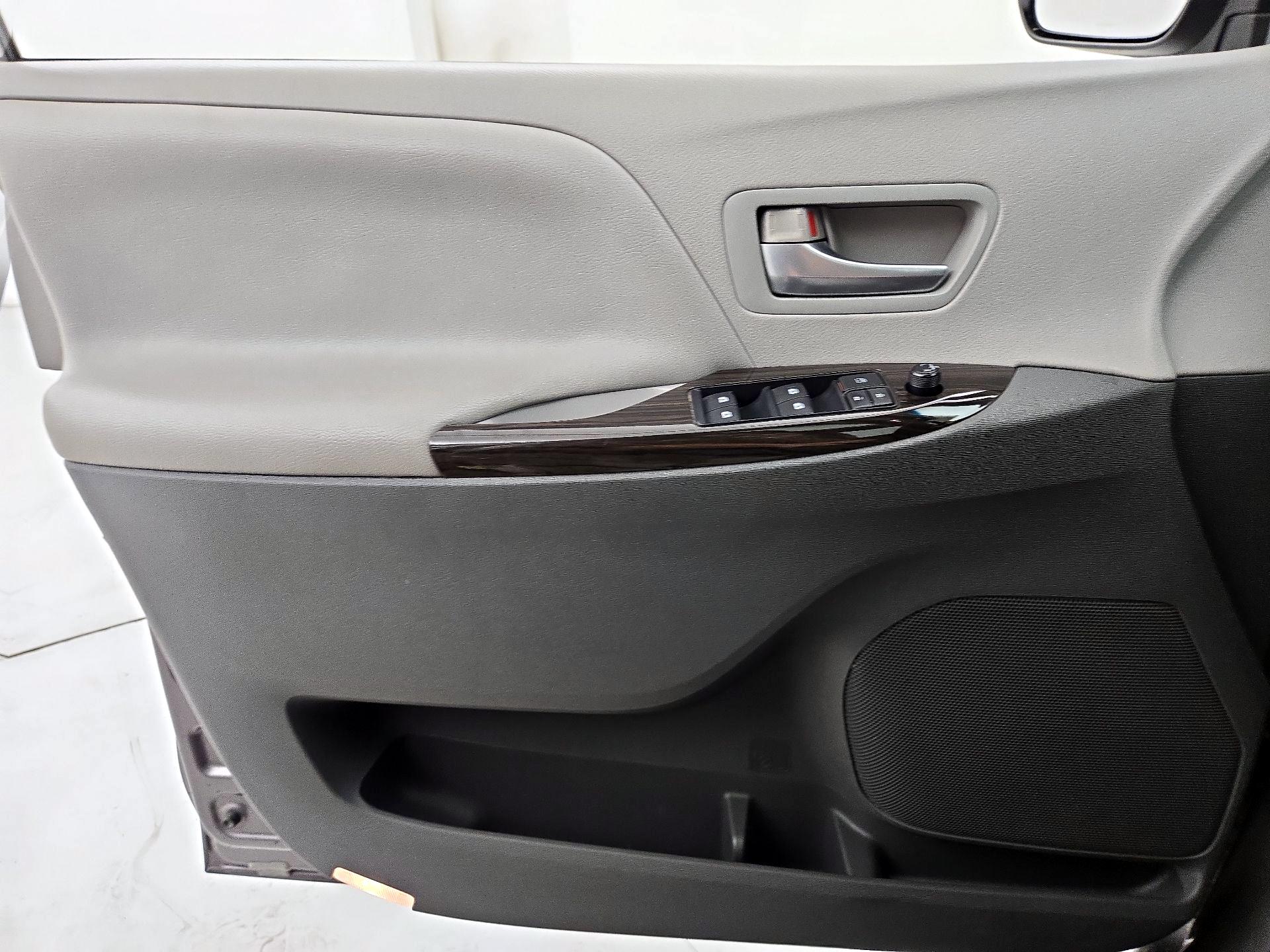 Thumbnail: 2015 Toyota Sienna - 12