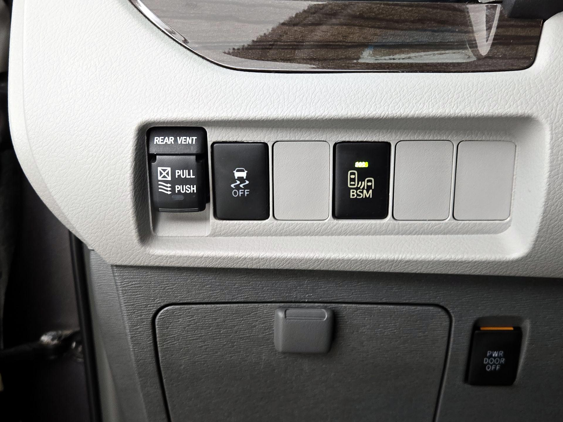 Thumbnail: 2015 Toyota Sienna - 13