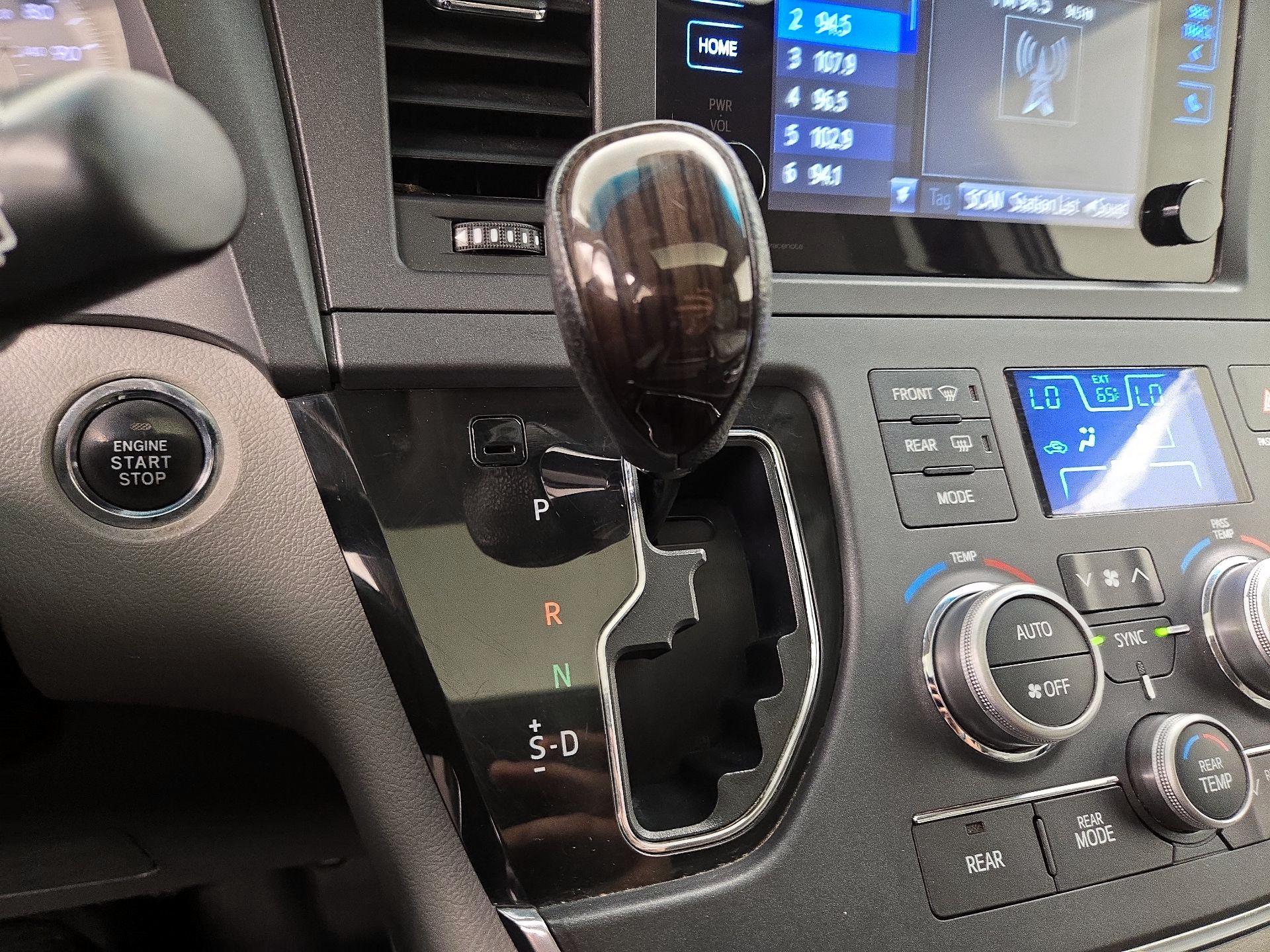 Thumbnail: 2015 Toyota Sienna - 17