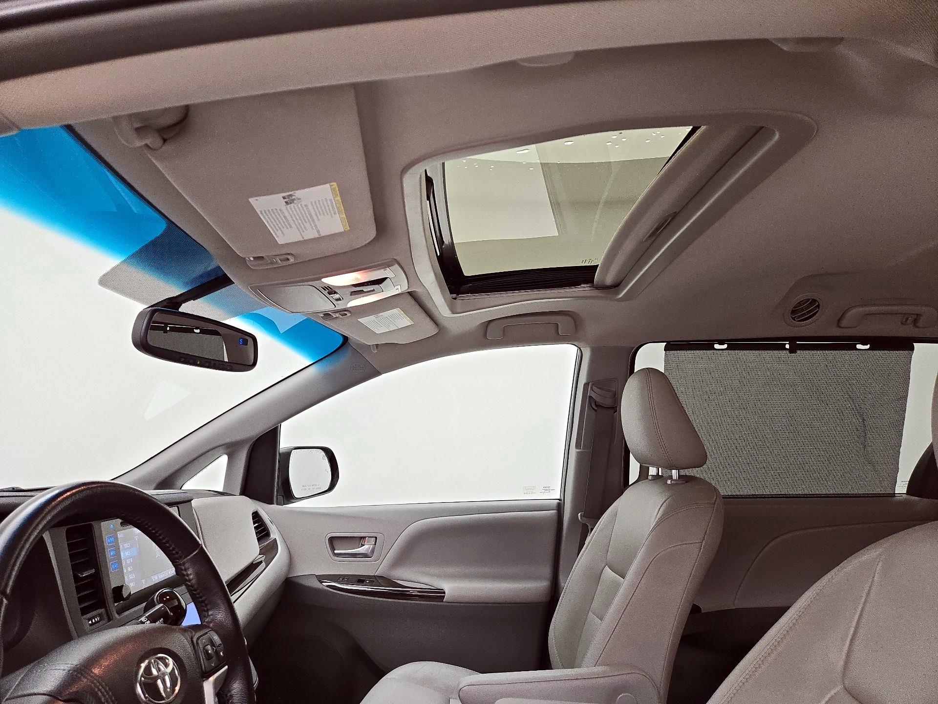 Thumbnail: 2015 Toyota Sienna - 19