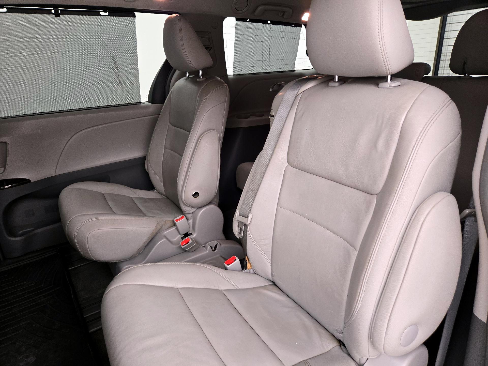 Thumbnail: 2015 Toyota Sienna - 20