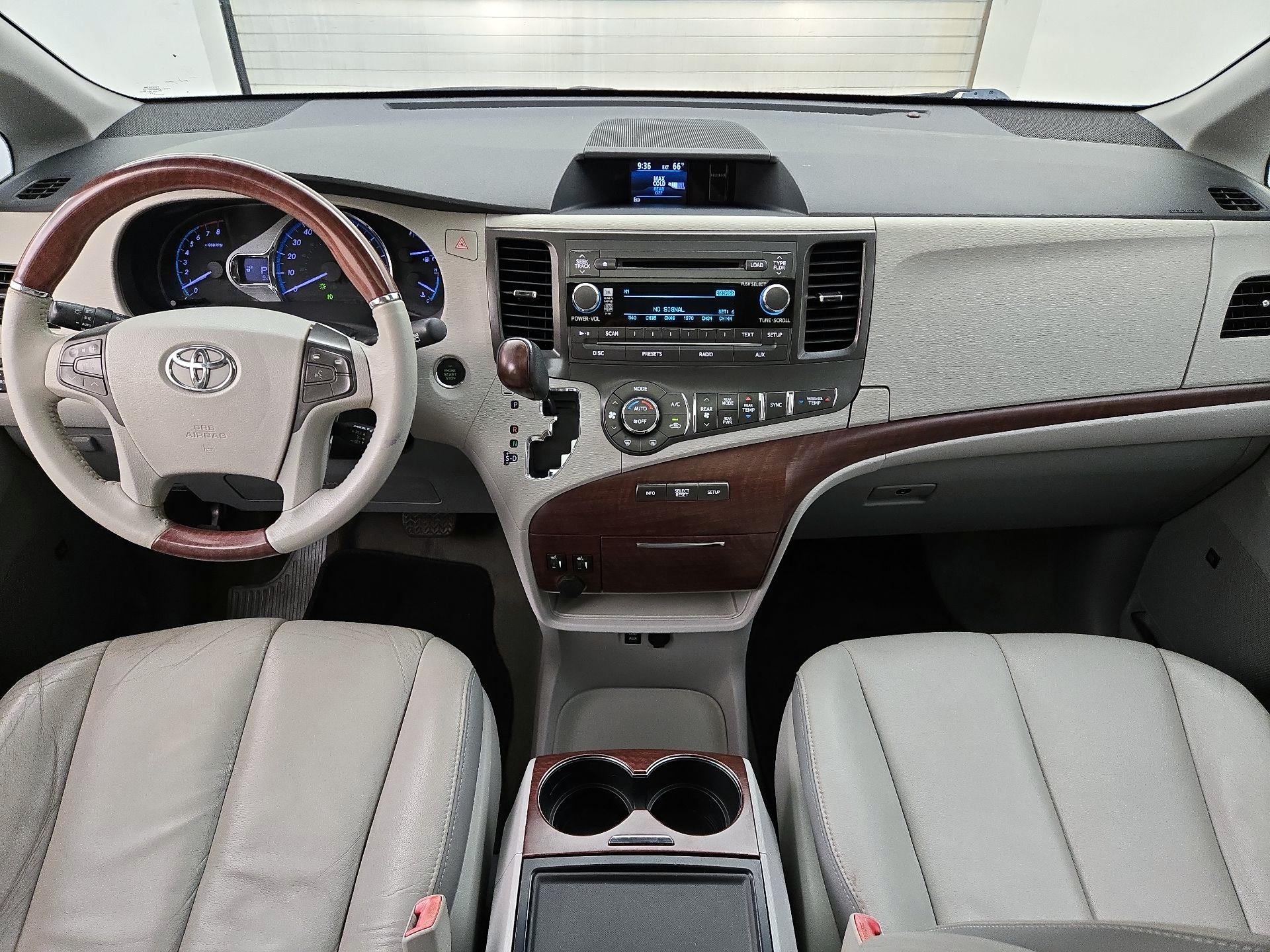 Thumbnail: 2014 Toyota Sienna - 9
