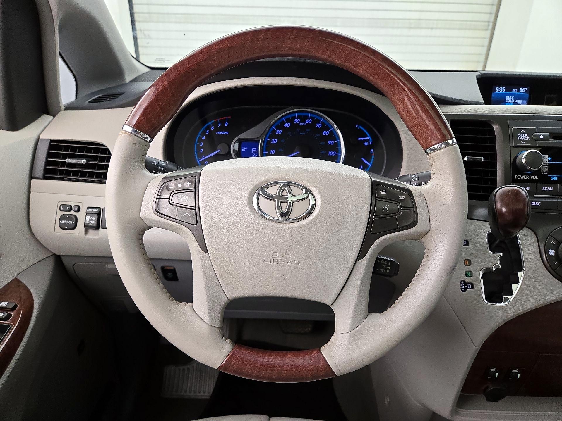 Thumbnail: 2014 Toyota Sienna - 10